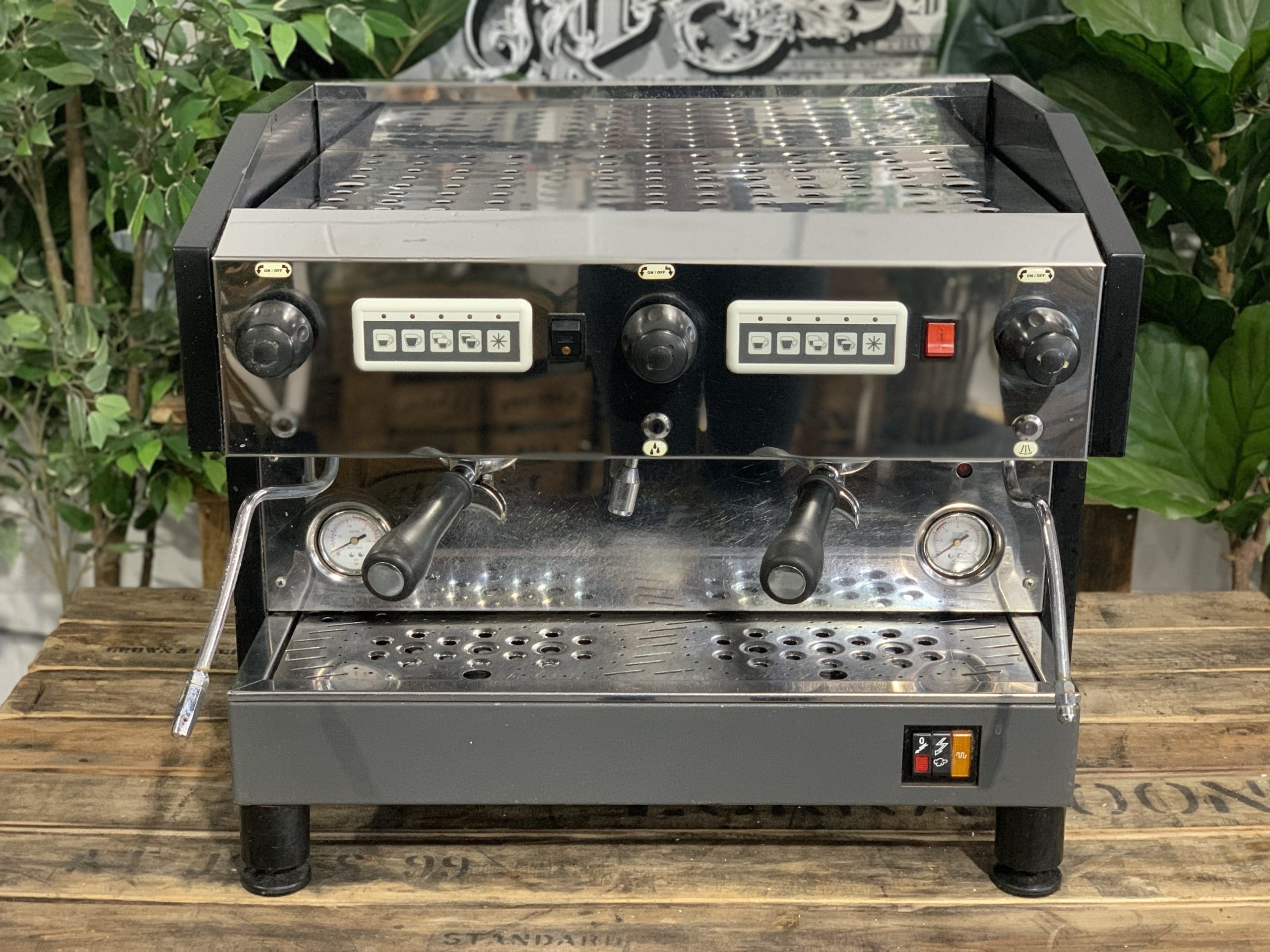 Boema Deluxe D V215A 2 Group Commercial Espresso Machine - Low Cup Black for Cafes & Restaurants | Perfect for High Volume Coffee Shops & Professional Baristas