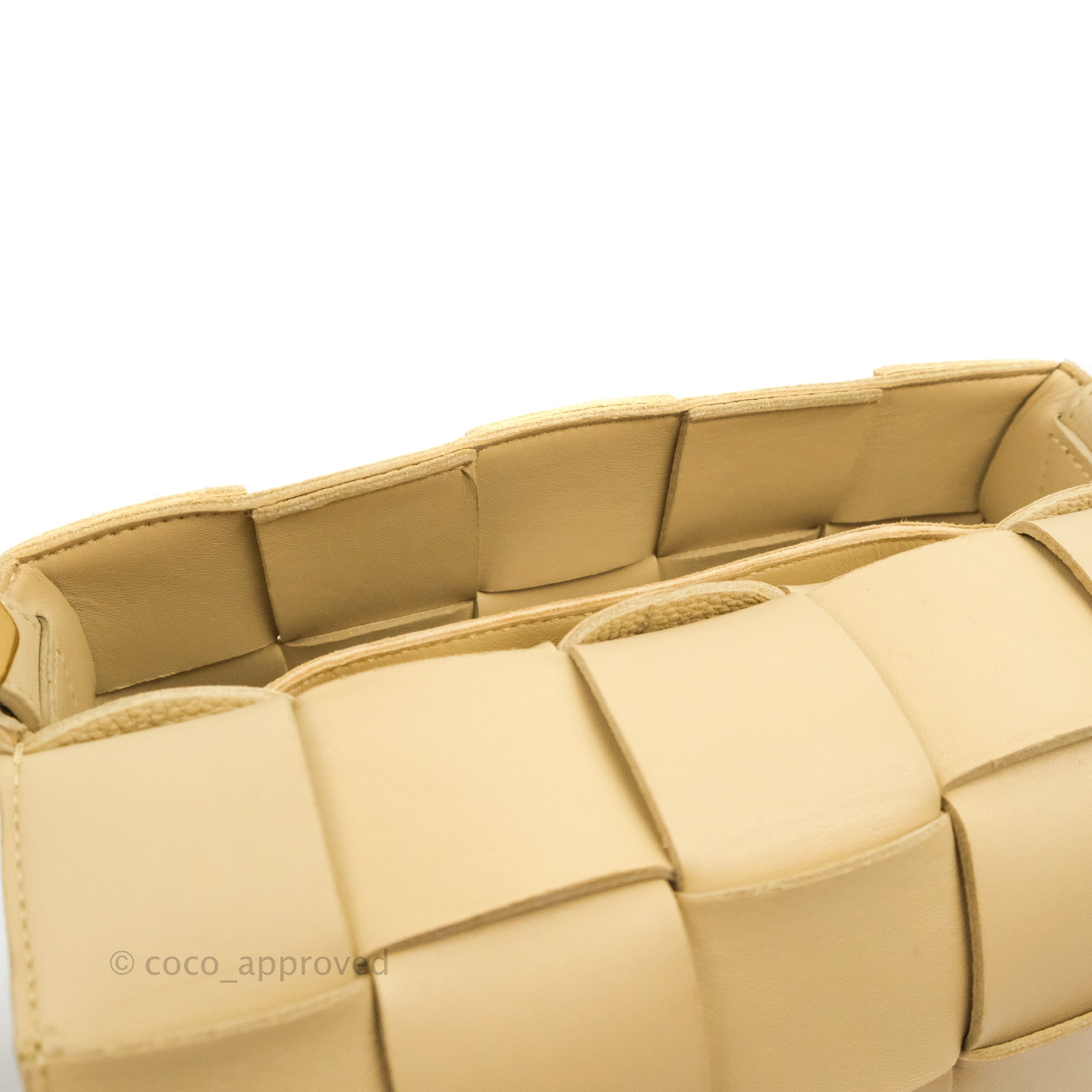Bottega Veneta Cassette Shoulder Bag in Intreccio Porridge Grained Calfskin with Gold Hardware - Luxury Crossbody Purse for Women, Perfect for Work, Travel & Evening Events