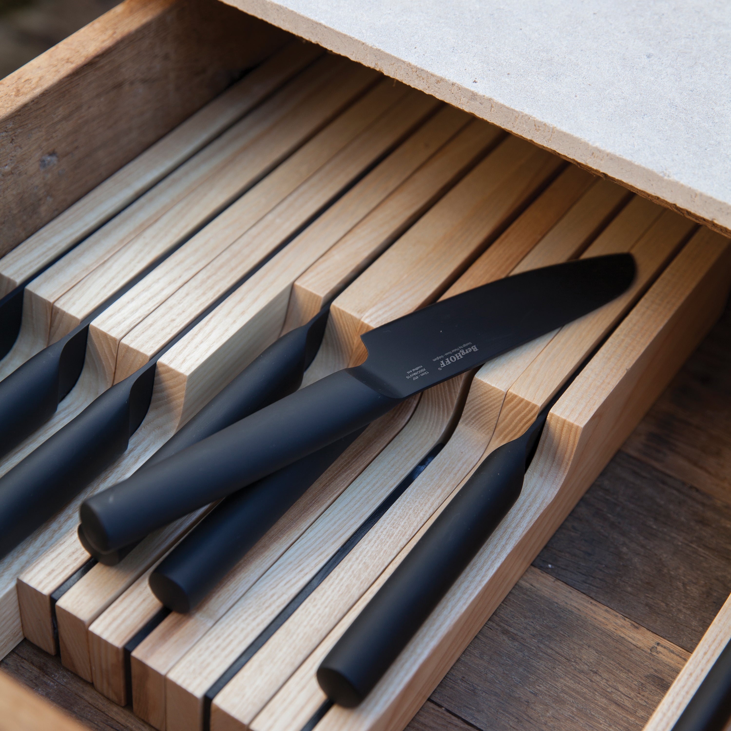 BergHOFF Ron 7.5-Inch Nonstick Chef's Knife - Professional Kitchen Knife with Ergonomic Handle for Precise Cutting - Perfect for Slicing, Dicing, and Chopping Vegetables, Fruits, and Meats