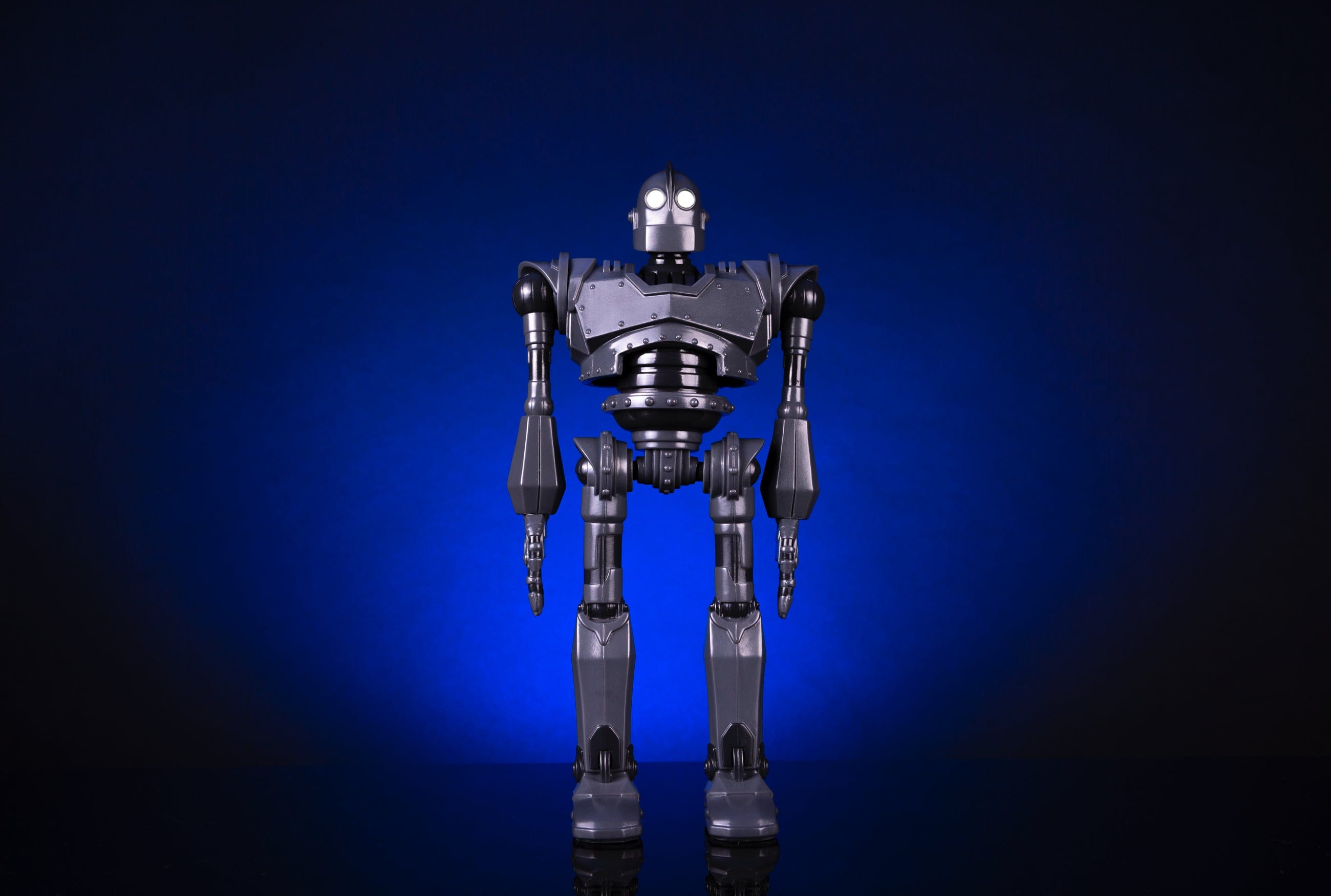 Iron Giant Soft Vinyl Figure Collectible - Mondo Exclusive Limited Edition - Perfect for Home Display, Office Decor & Anime Gift for Fans