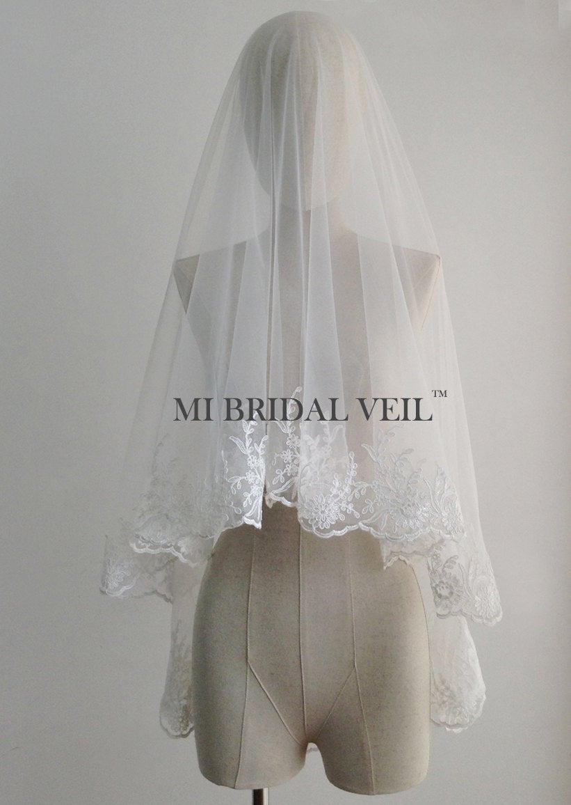Elegant Mantilla Lace Wedding Veil with Floral Leaf Design - Spanish Bridal Veil for Church Ceremony & Romantic Photography