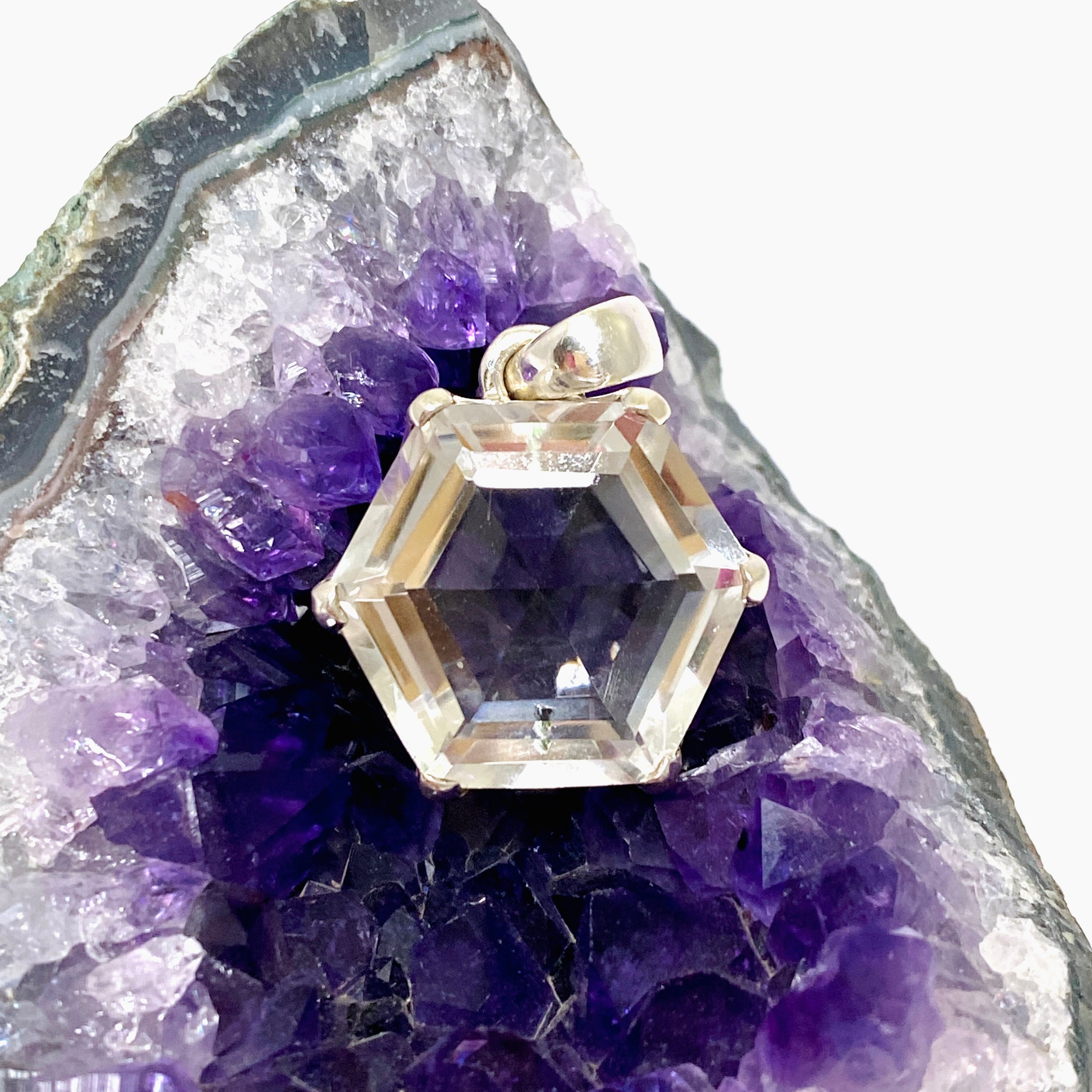 Natural Clear Quartz Hexagon Faceted Pendant Necklace - Elegant Healing Crystal Jewelry for Women - Perfect for Meditation, Yoga & Spiritual Gifts