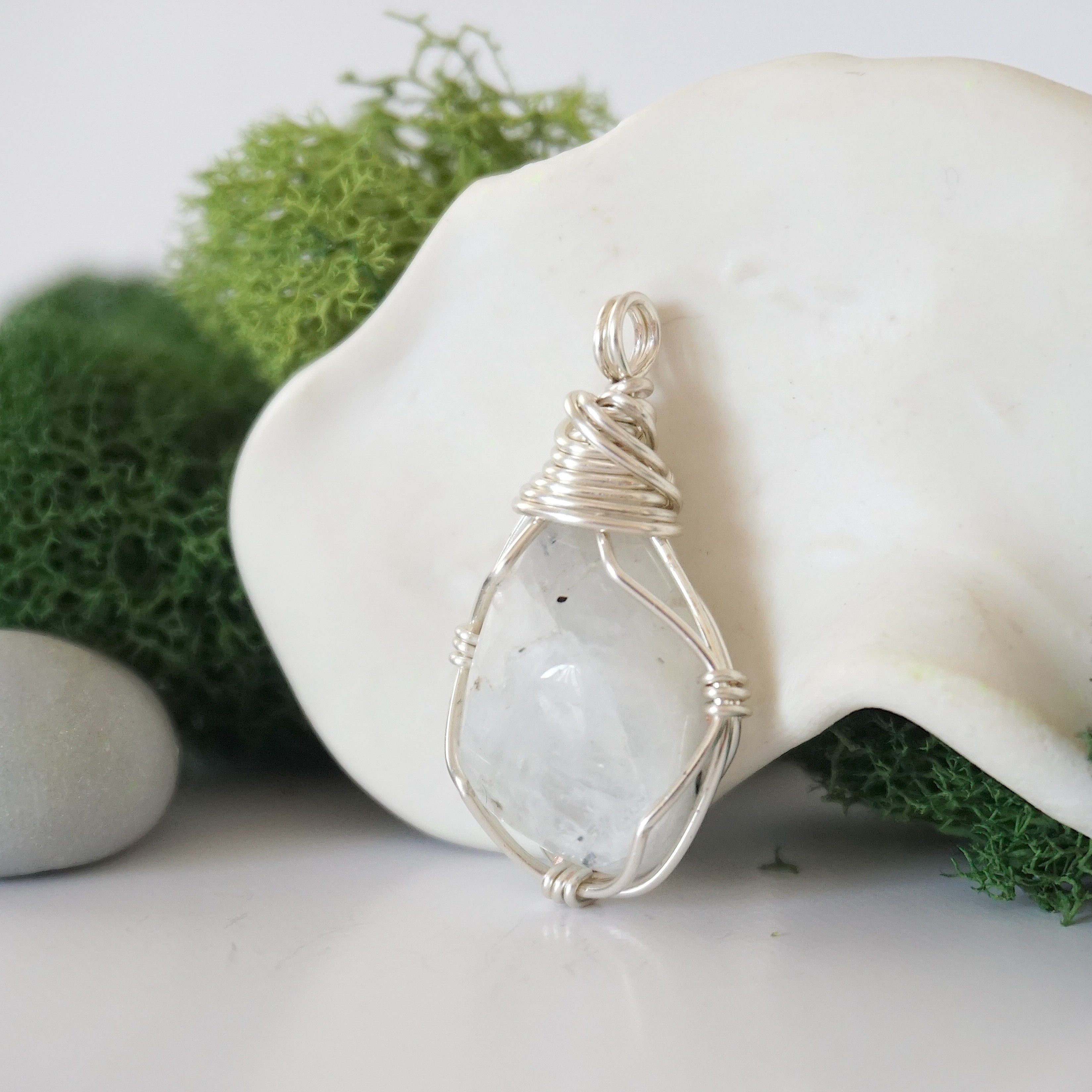 Simple Birthstone Necklace with Rainbow Moonstone Crystal - Elegant Jewelry Gift for Women, Mothers, Girlfriends | Perfect for Birthdays, Anniversaries & Special Occasions
