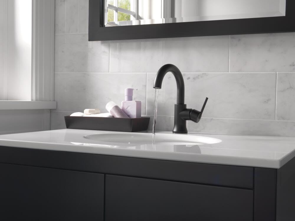 Delta Trinsic Single Hole Bathroom Faucet in Matte Black - Water-Saving Single Handle Bathroom Sink Faucet with Diamond Seal Technology & Drain Assembly - Perfect for Modern Bathrooms, Powder Rooms & Guest Baths