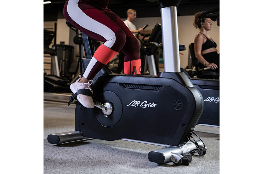 Life Fitness Club Series Plus Upright Lifecycle Bike with SE3 Console - Commercial Grade Exercise Bike for Home & Gym Use - Perfect for Cardio Workouts & Indoor Cycling Training