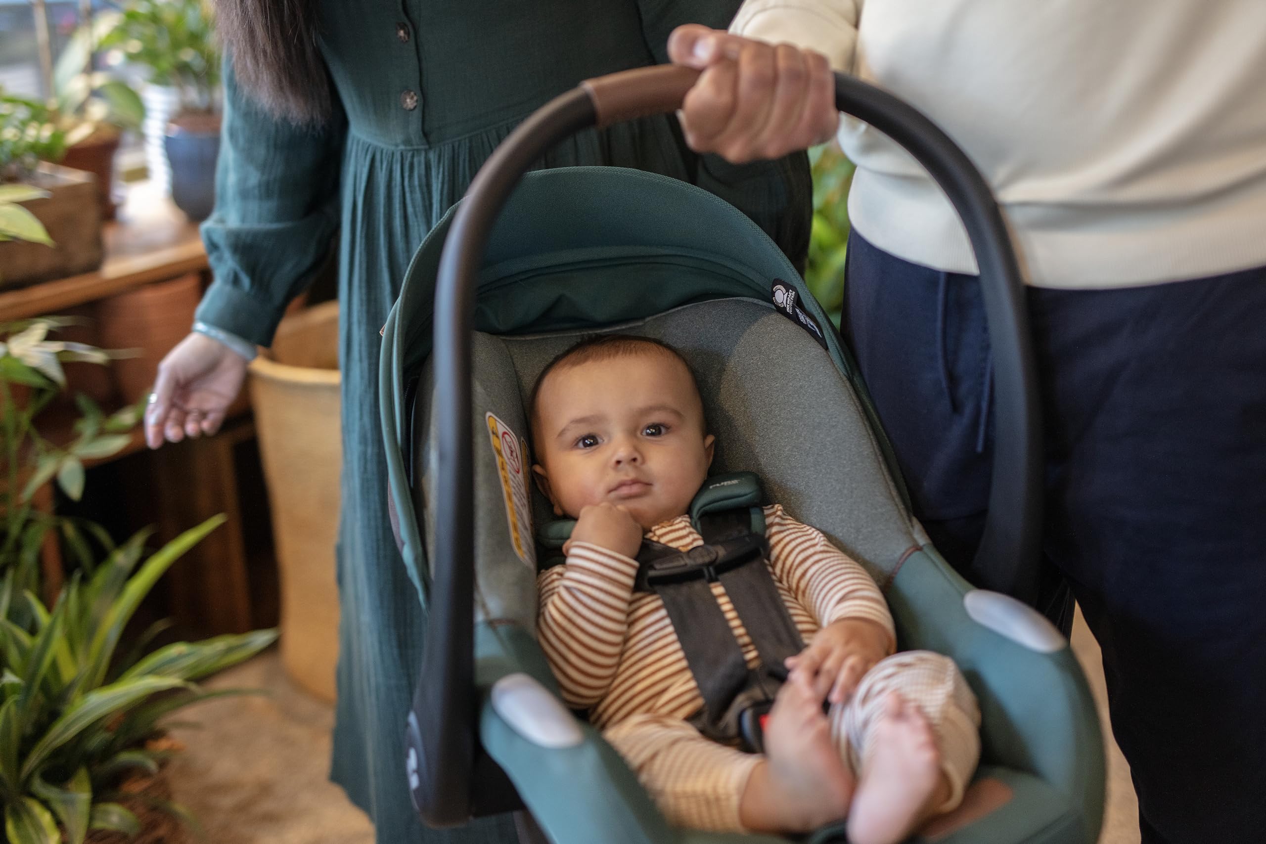 Maxi-Cosi Mico Luxe+ Infant Car Seat with Base – Convertible Baby Carrier for Safe & Comfortable Travel – Essential Black – Perfect for Newborns, Road Trips & Everyday Use