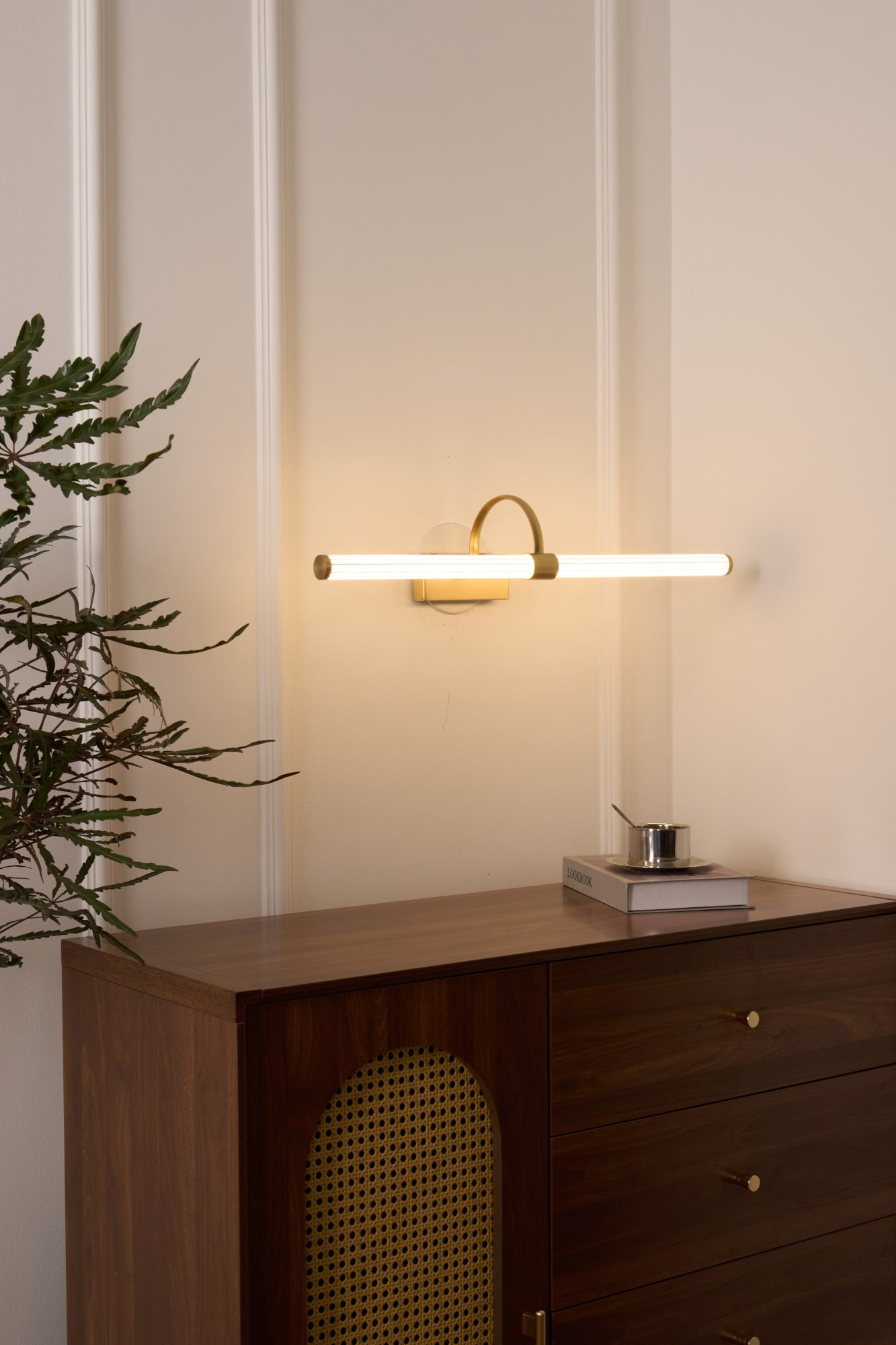 Avery Modern Wall Light - Sleek LED Sconce for Bedroom, Living Room & Hallway - Energy Efficient Indoor Lighting Fixture