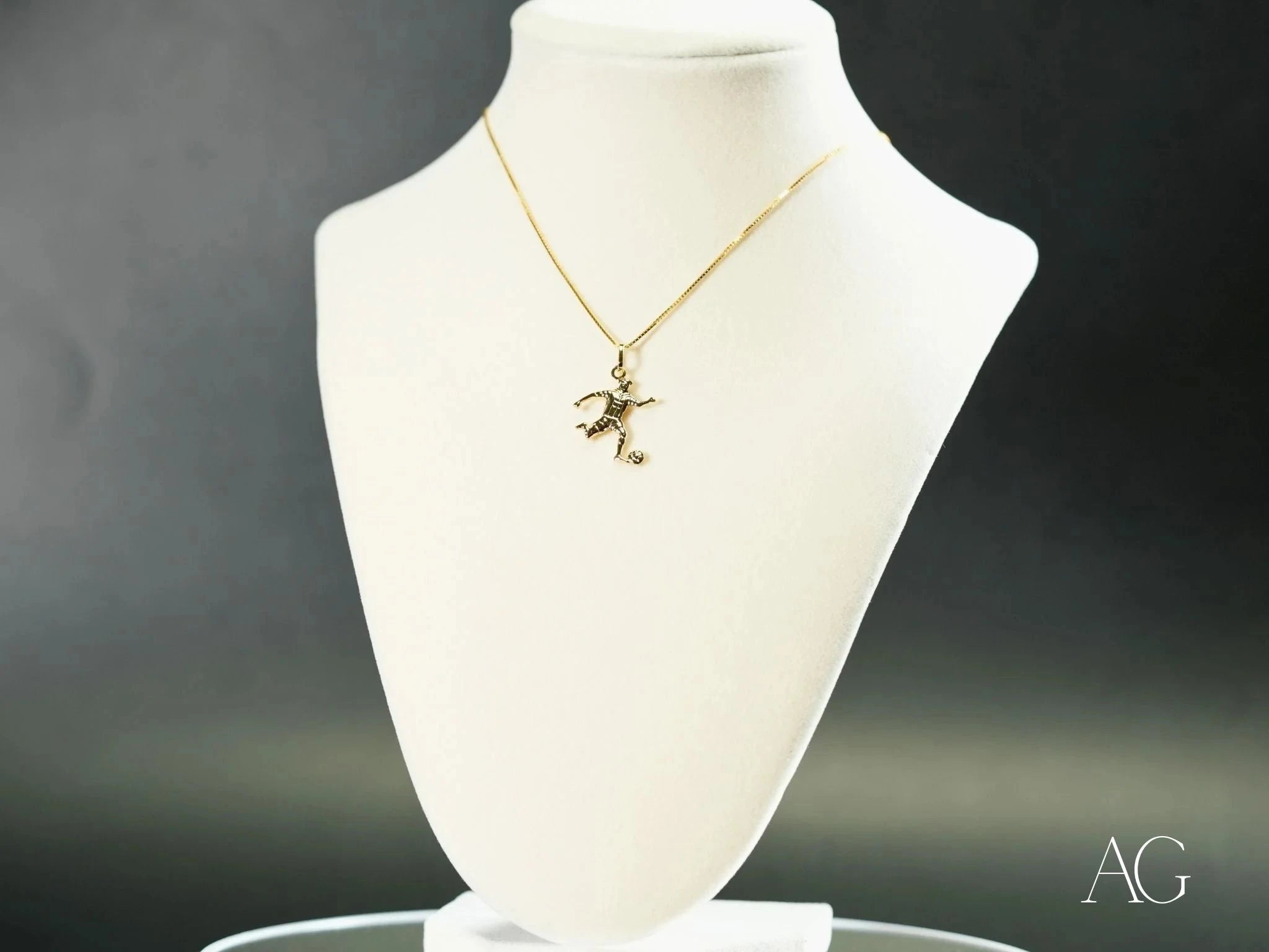 18k Gold Soccer Player Pendant for Men - Elegant Sports Jewelry Gift for Soccer Lovers, Players & Fans - Perfect for Gameday, Birthdays & Special Occasions