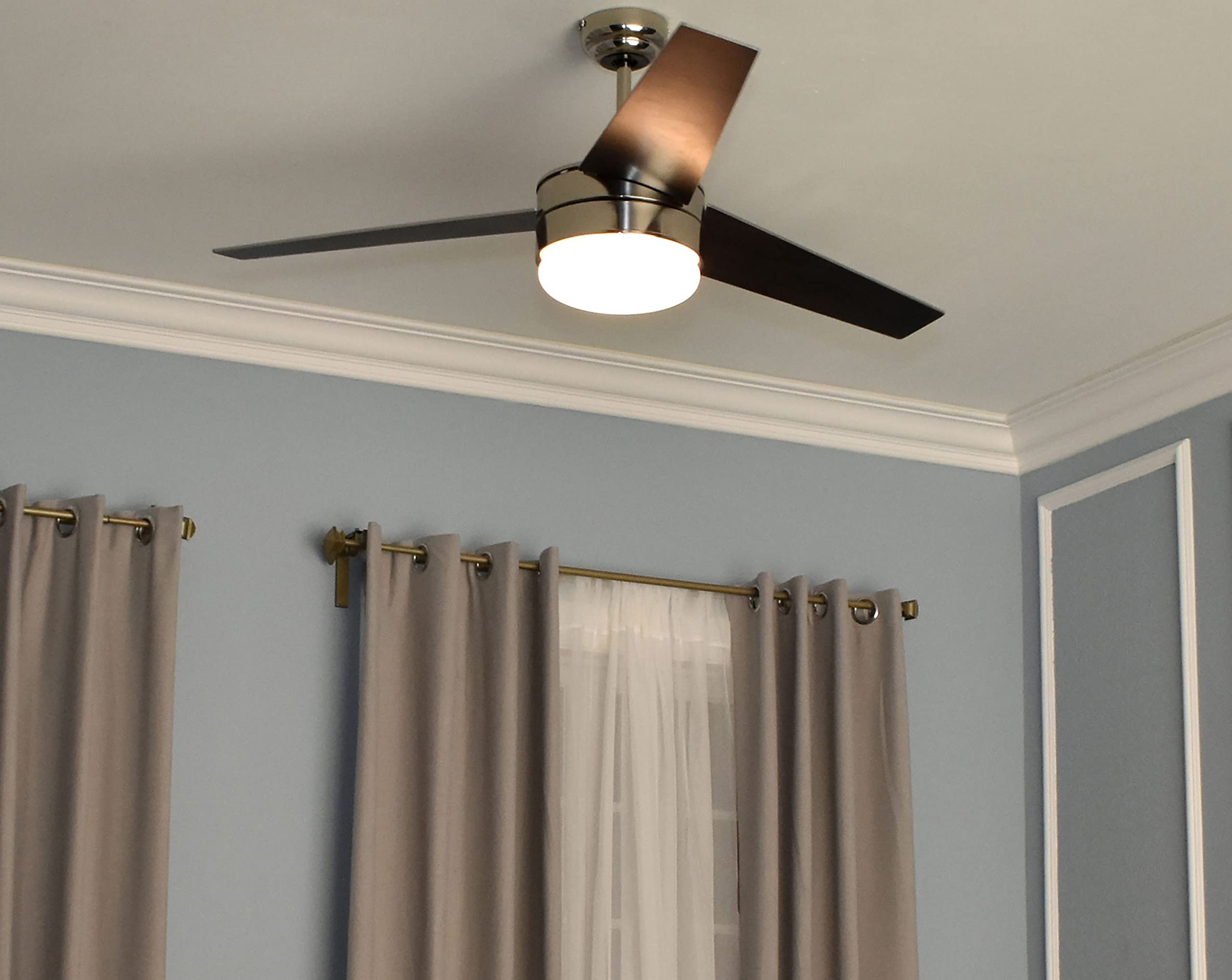 52 Inch Indoor Ceiling Fan with Light Kit - Modern White Flush Mount Fan with Remote Control & Reversible Motor - Perfect for Living Room, Bedroom & Office Spaces