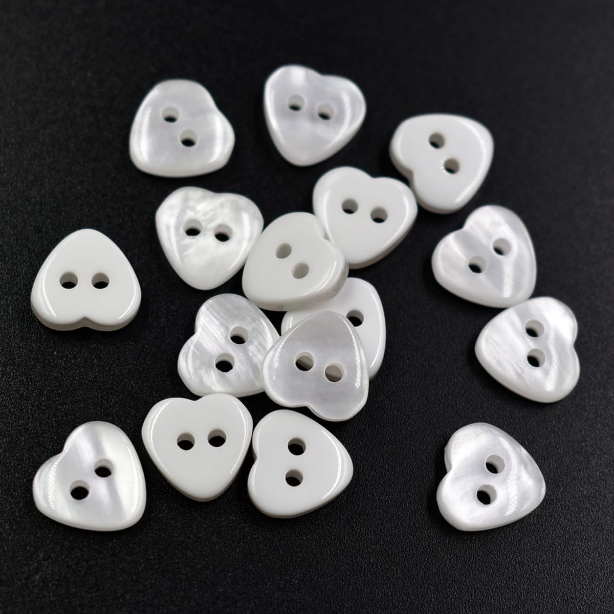 AKOAK 100 Pcs 2 Hole White Heart Resin Buttons for DIY Crafts, Sewing, Scrapbooking & Clothing Decoration - Perfect for Handmade Cards, Garment Embellishments and Craft Projects