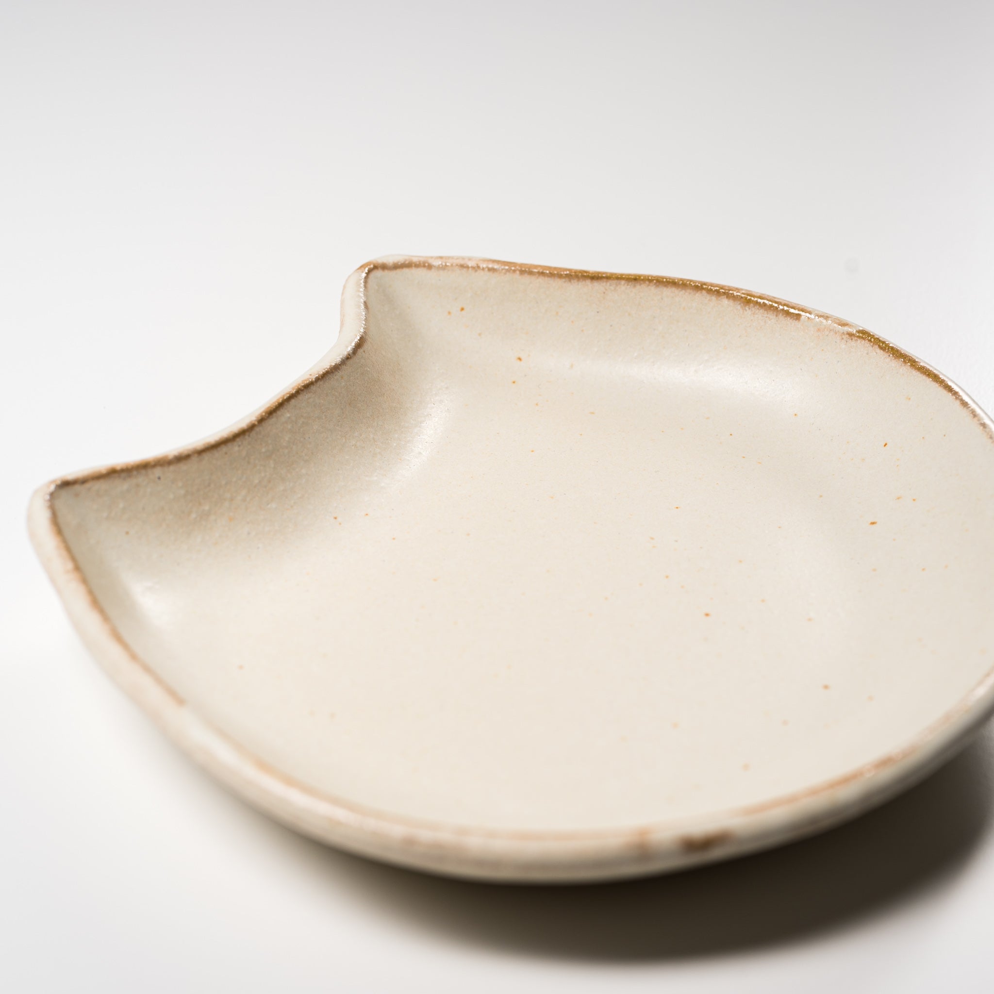 Wakasama Kiln Kinari Cat Plate - 15.5 cm Handcrafted Ceramic Dish | Perfect for Sushi, Desserts & Home Decor