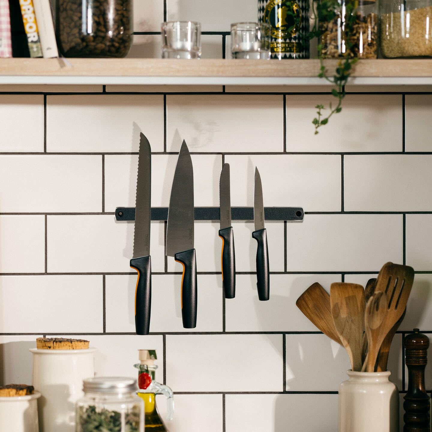Fiskars Functional Form Knife Wall Magnet - Black | Strong Magnetic Knife Holder for Kitchen, Office & Workshop | Secure Storage for Knives, Scissors & Tools