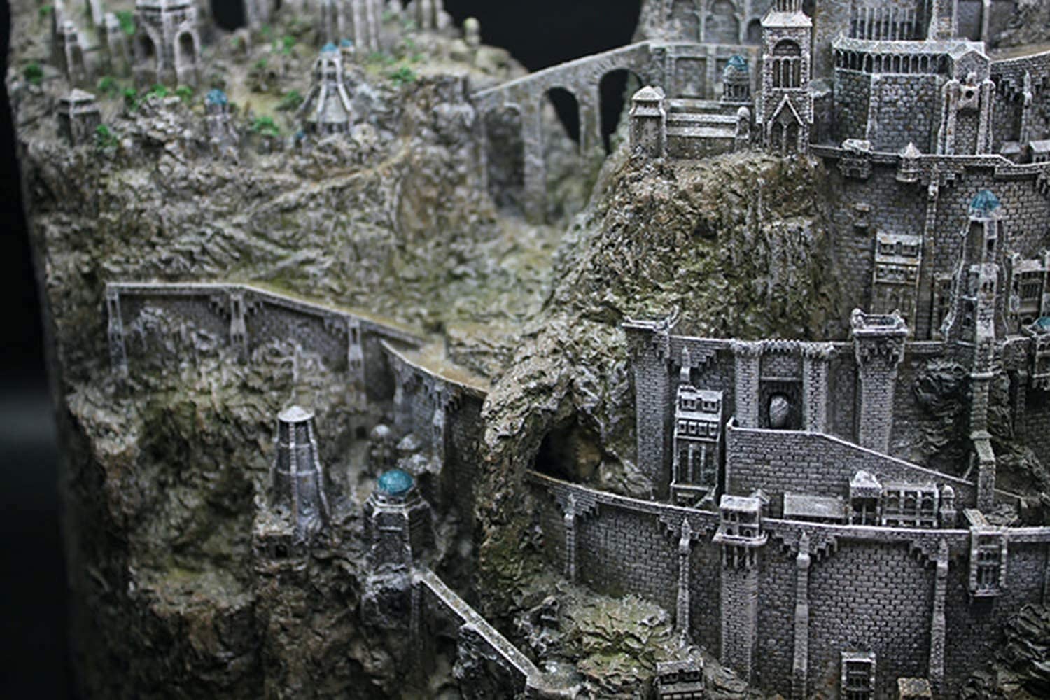 Lord of The Rings Minas Tirith Tabletop Statue - Premium Riven Sculpture Building Model for Home & Office Decoration, Fantasy Collectible Art Gift for LOTR Fans | Perfect for Bookshelf Displays, Gaming Rooms & Tolkien Themed Decor