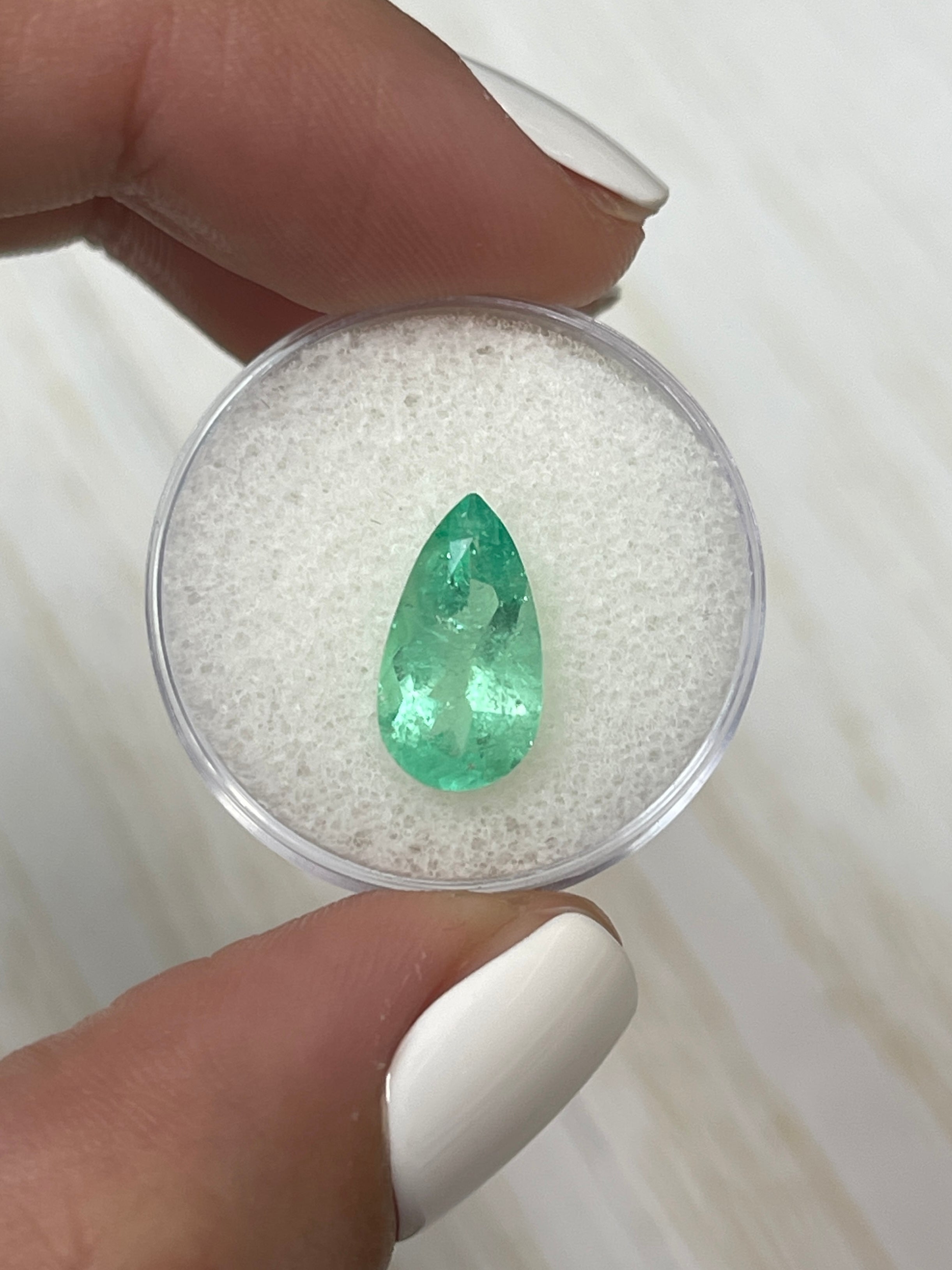 2.76 Carat Natural Colombian Emerald Pear Cut Loose Gemstone - Stunning Green Elongated Shape for Jewelry Making, Engagement Rings & Luxury Gifts
