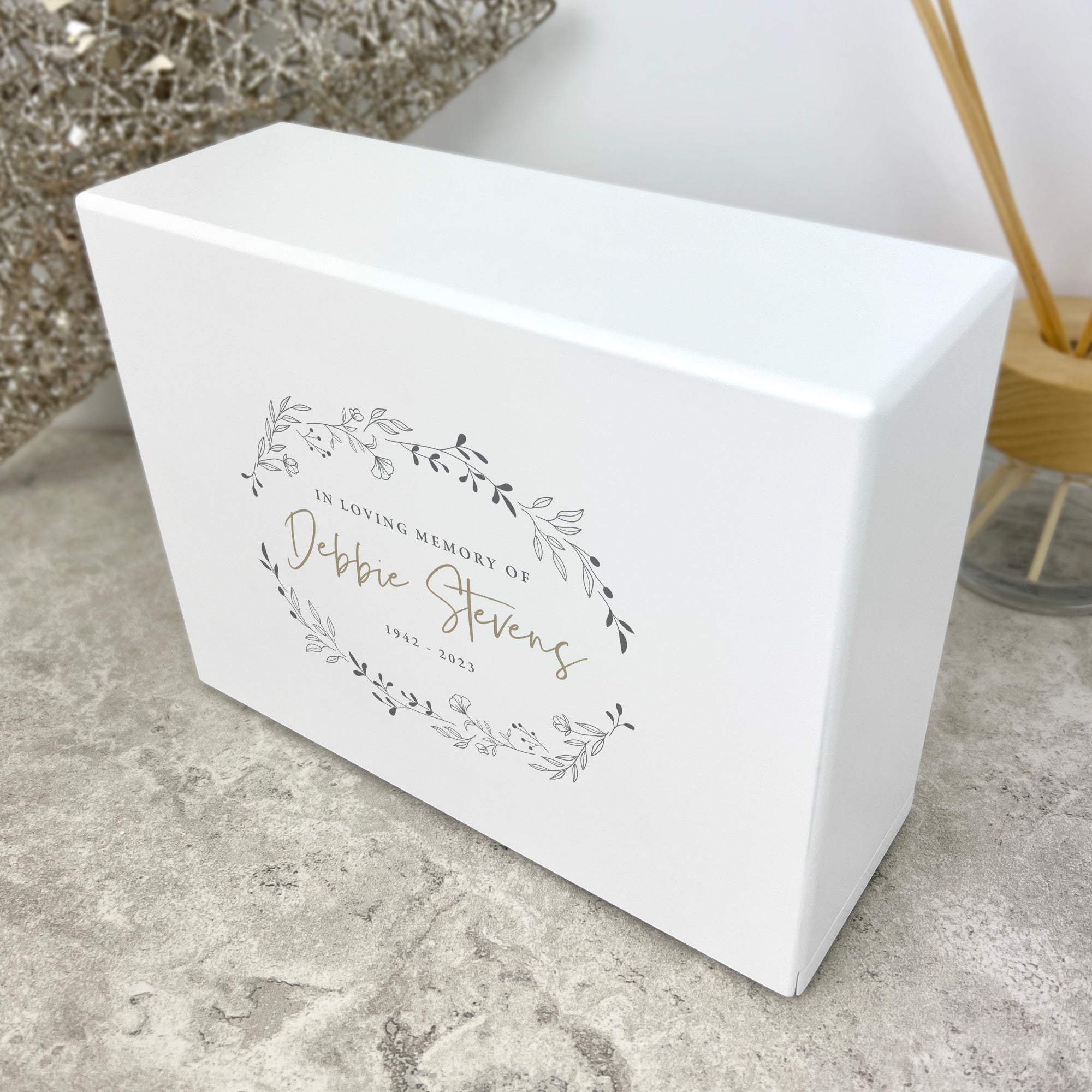 Personalized Memorial Wreath Cremation Urn for Ashes - 1.09 Liters (37 oz) - Handcrafted Keepsake for Loved Ones - Perfect for Home Memorials, Funeral Services & Remembrance Ceremonies