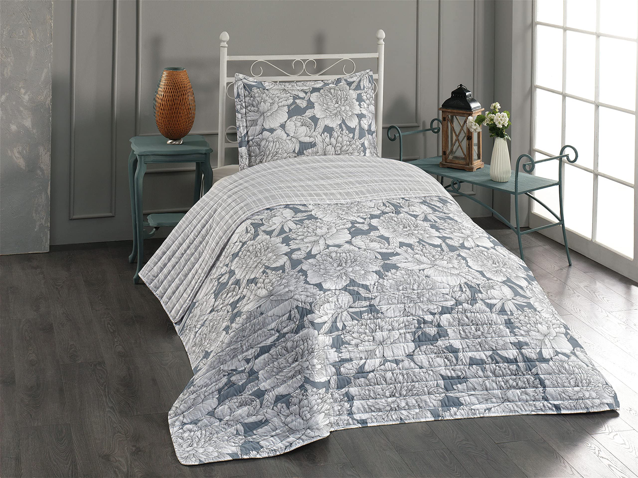 Ambesonne Floral Reversible Bedspread Set - Hand Drawn Rose, Chamomile & Peonies Design | Microfiber Twin Size Bedding with Pillow Shams | Pale Purple Blue | Perfect for Spring Bedroom Decor, Guest Room Makeover & Boho Chic Home Styling