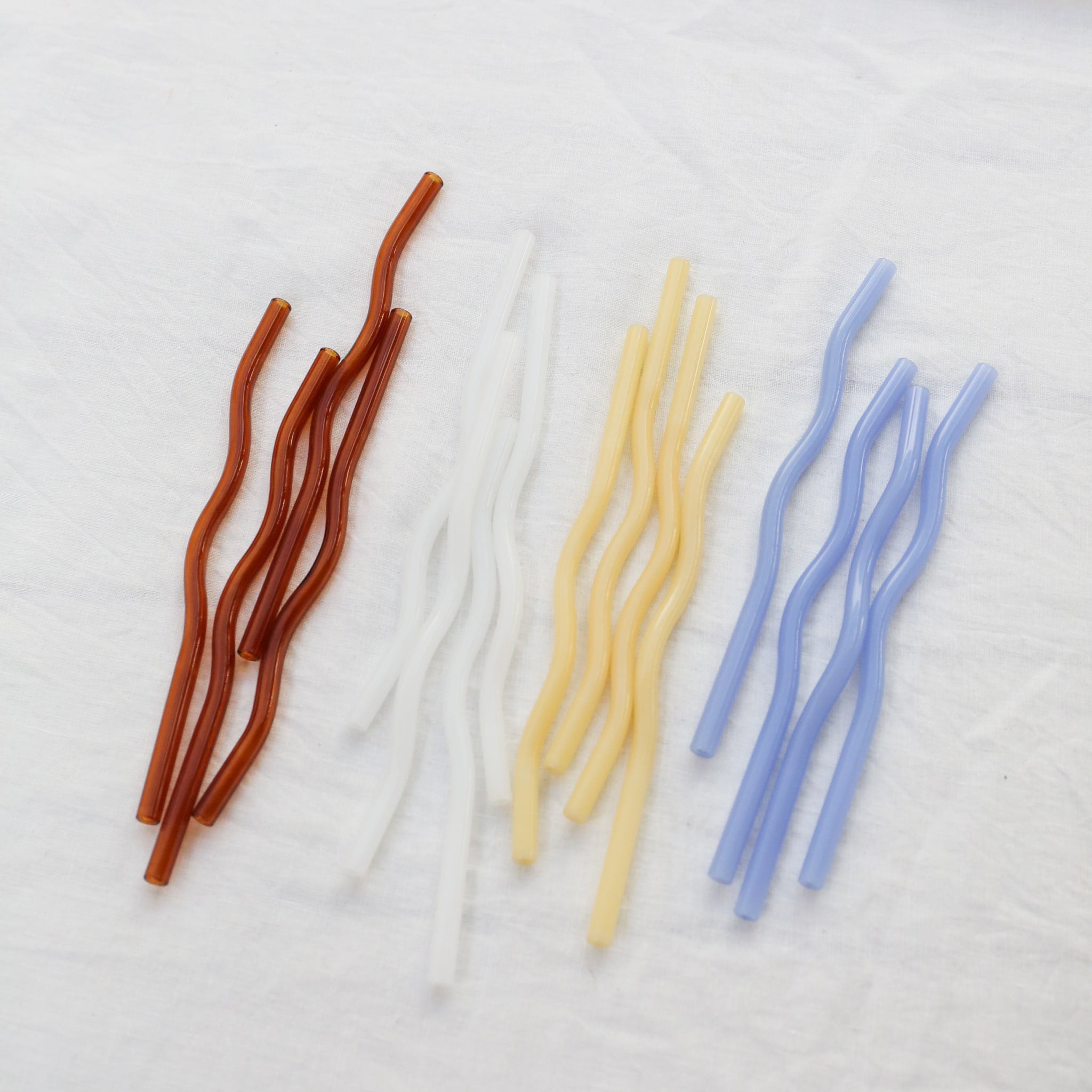DESIGNSTUFF Curve Glass Straw Set of 4 - Reusable, Eco-Friendly Drinking Straws for Smoothies, Cocktails & Iced Coffee - Perfect for Home, Office & Outdoor Use
