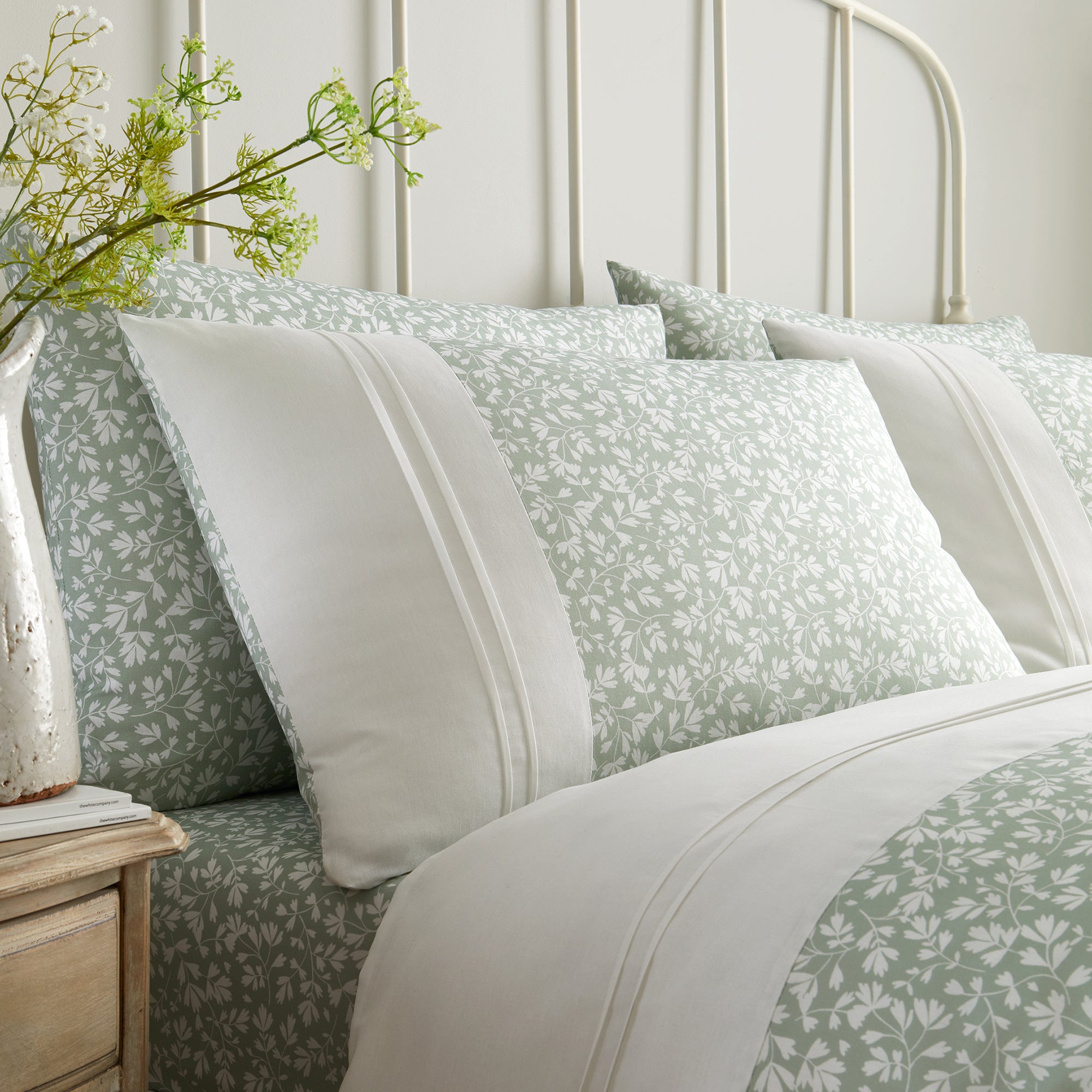 Dreams & Drapes Tess Duvet Cover Set - Soft Green Luxury Bedding for Queen/King Size - Perfect for Master Bedroom, Guest Room & Hotel Decor