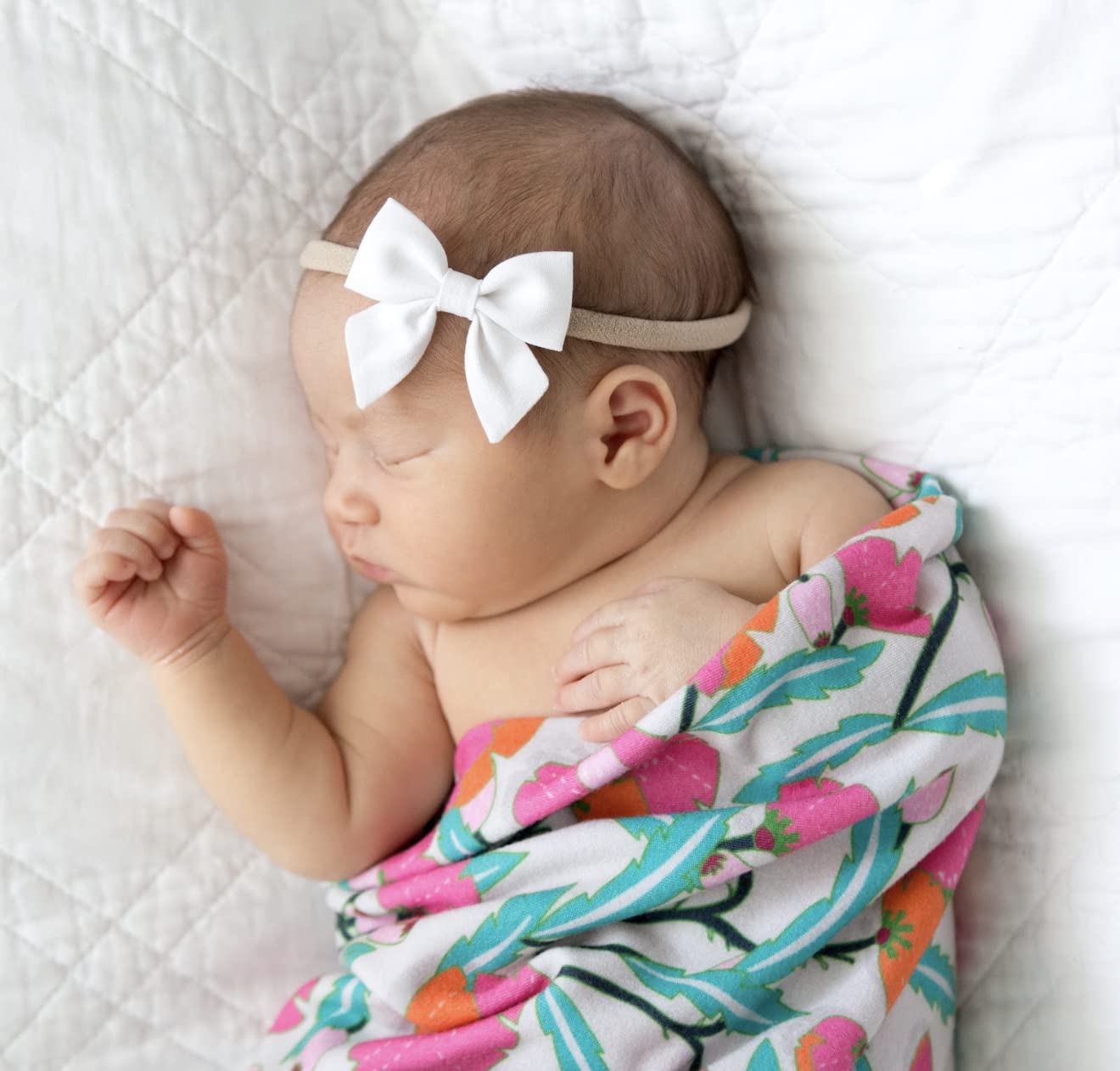 Mini Piggy Bow Headband True White - Adorable Hair Accessory for Kids, Babies, and Party Events