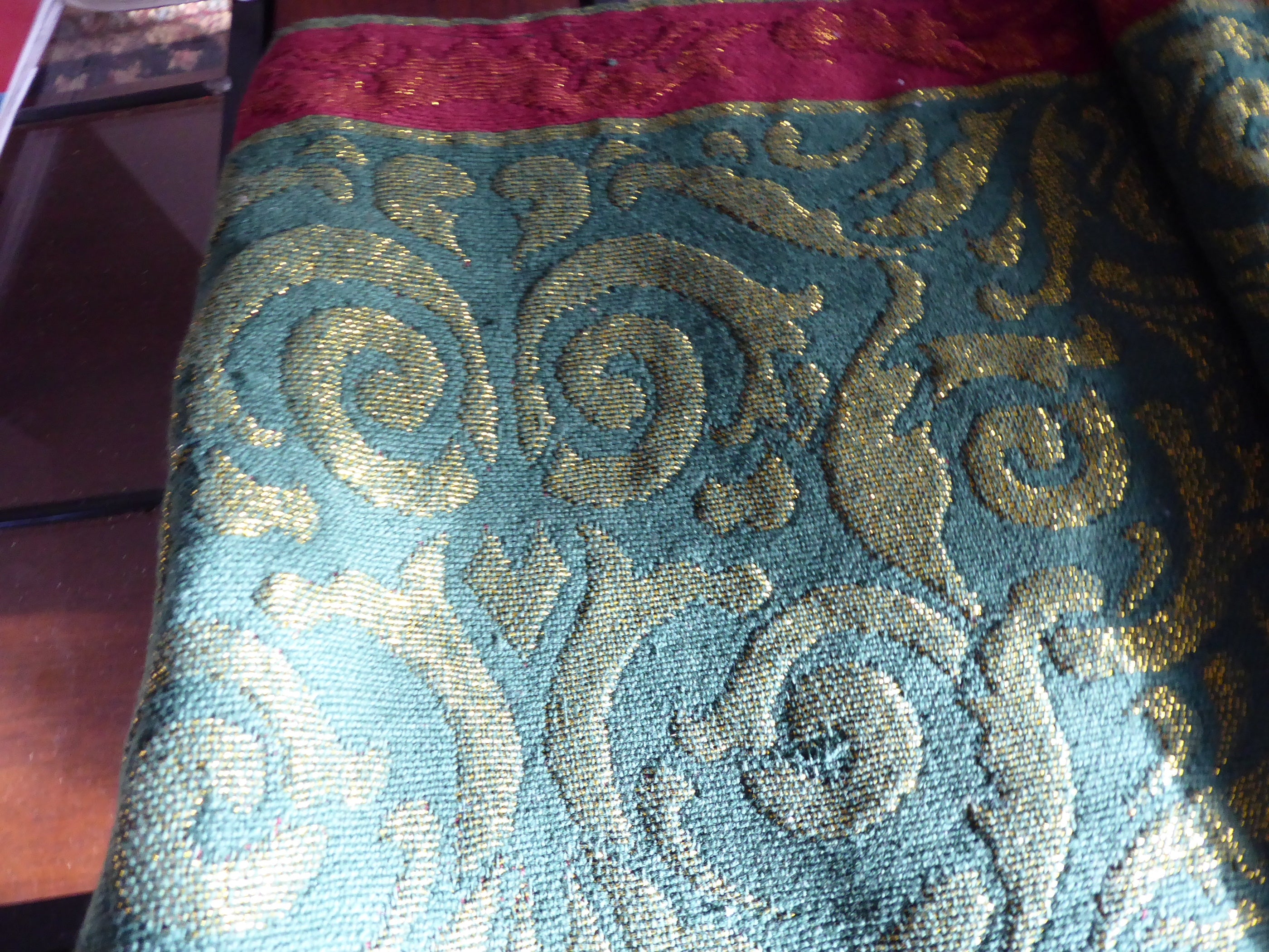 Elegant Metallic Tapestry Table Runner - Red, Green & Gold Holiday Decor - 72 Inch Long Dining Table Cover for Christmas, Thanksgiving & Special Occasions