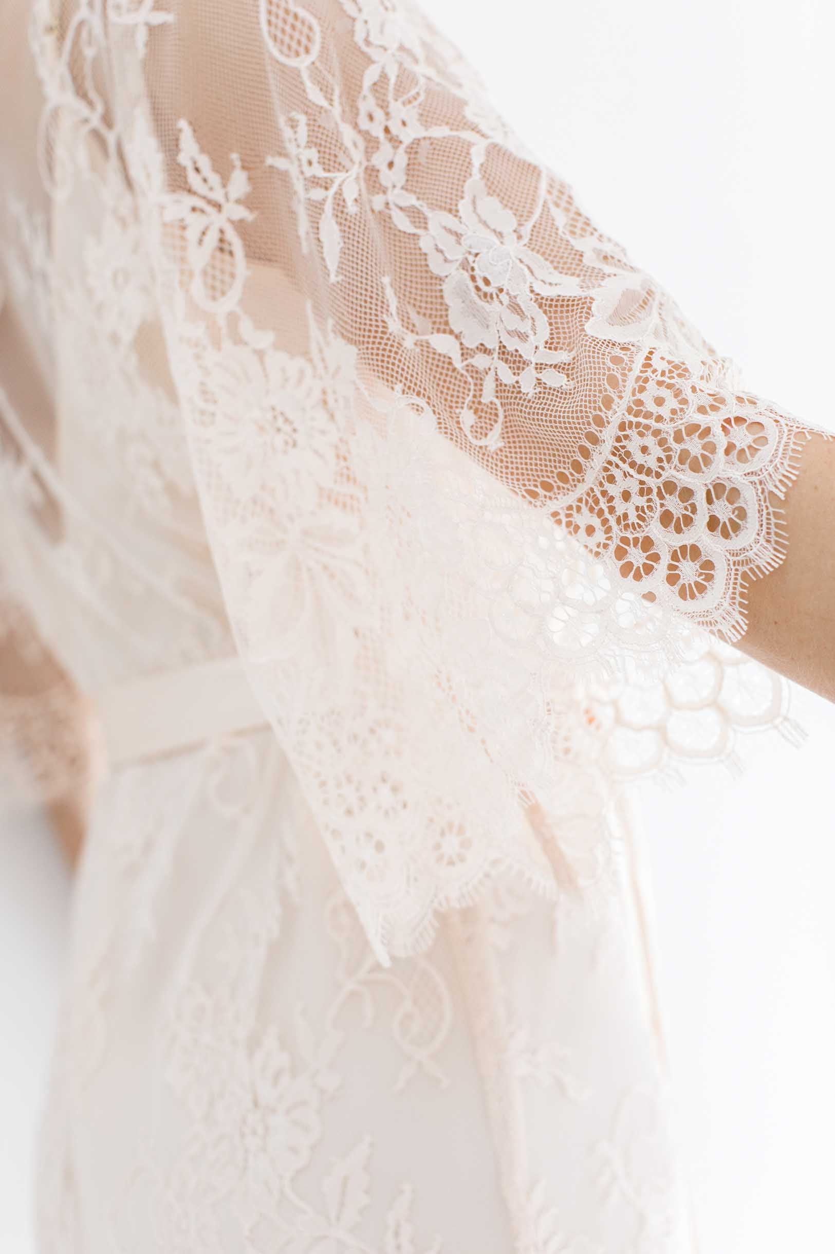 Elegant Swan Queen Bridal Lace Robe in Blush Pink - Perfect for Wedding Morning, Bridal Shower & Honeymoon Getaway