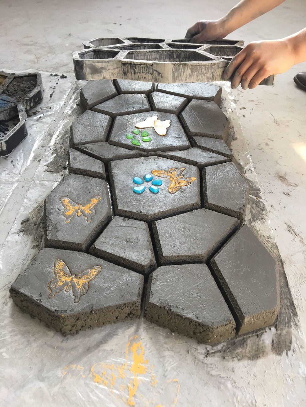 DIY White Butterfly Shaped Concrete Path Maker Mold - Garden Paving Pavement Patio Walkway Mold for Outdoor Decor (Pack of 2) - Perfect for Garden Pathways, Yard Landscaping, and DIY Home Projects