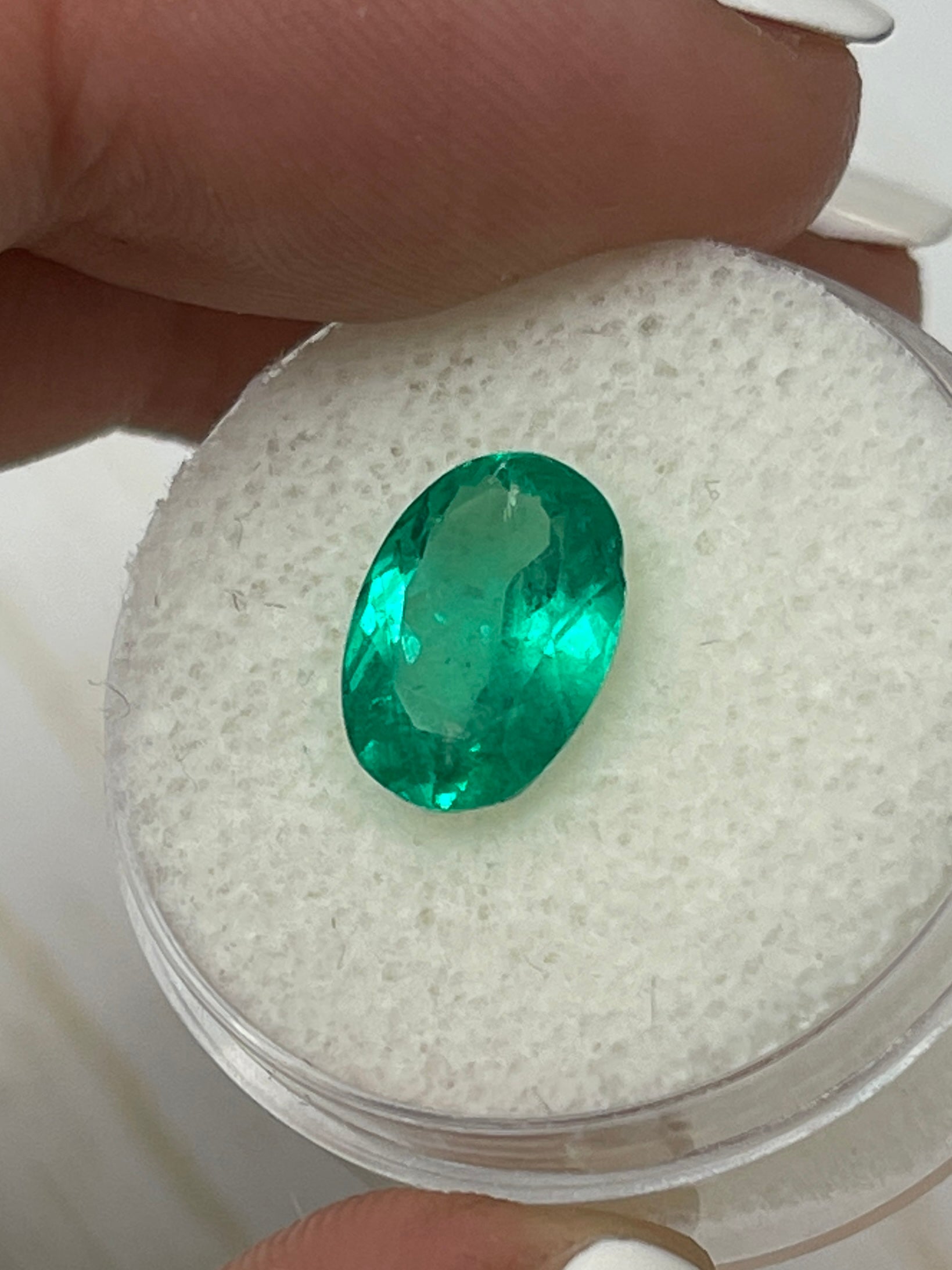 2.87 Carat 11x8mm Oval Cut Loose Colombian Emerald - Vivid Green Gemstone for Jewelry Making, Engagement Rings & Luxury Gifts