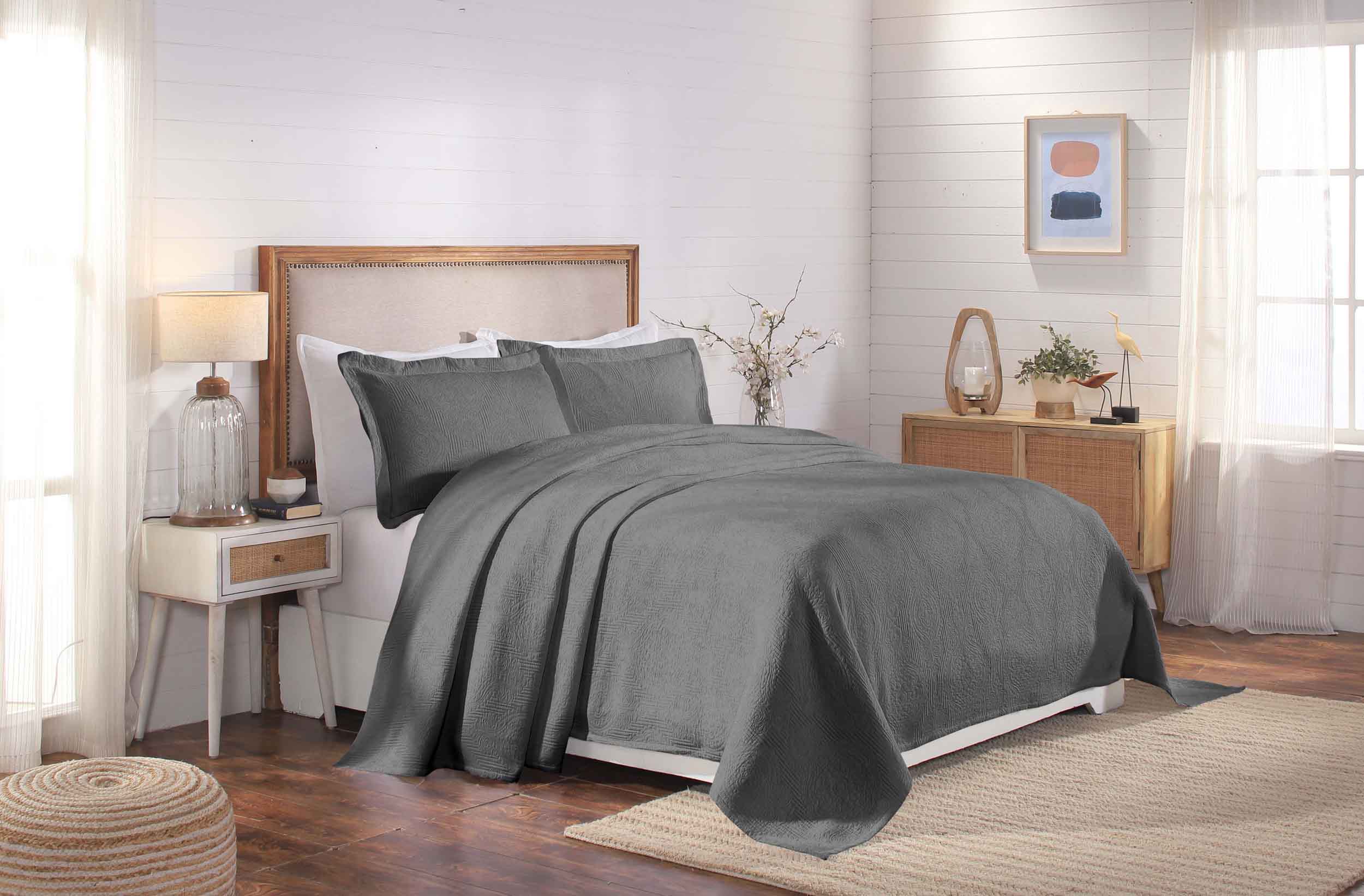 Victory Cotton Matelasse Bedspread Set with Scrolling Medallion Design - Lightweight & Breathable Queen Size Bed Cover - Perfect for Master Bedroom, Guest Room & Luxury Hotel Decor