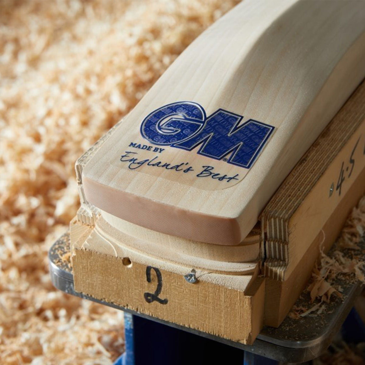 Gunn & Moore Stuart Broad Players Edition Cricket Bat | Premium English Willow | Lightweight & Durable | Perfect for Professional Matches & Training Sessions