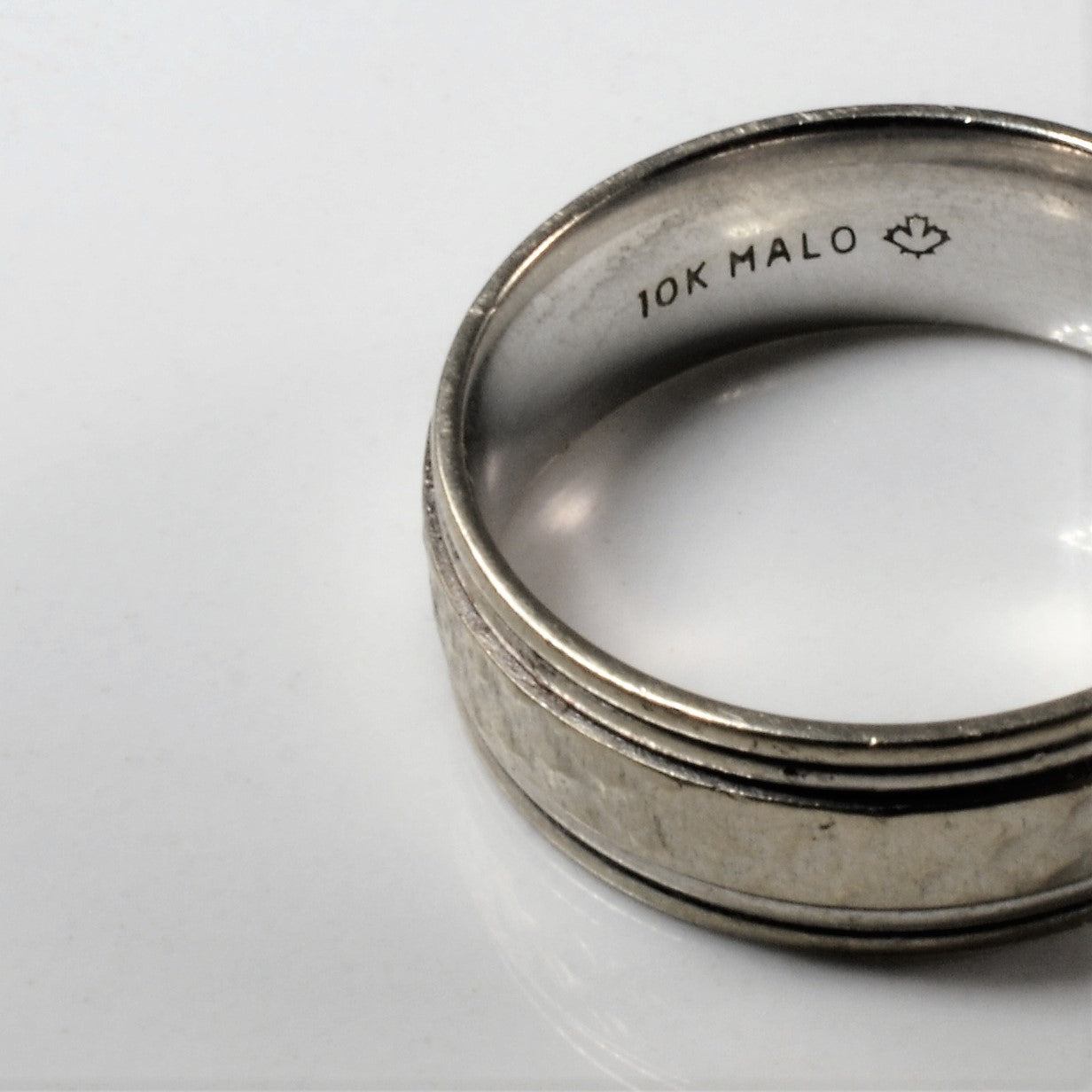 Hammered Gold Band Ring for Women - Size 8.5 - Elegant Stackable Jewelry for Everyday Wear, Anniversary Gifts & Special Occasions