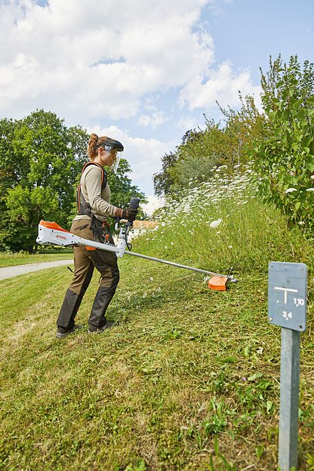STIHL FSA 135 Battery-Powered Brush Cutter - Lightweight Cordless Grass Trimmer for Lawn Care, Yard Maintenance & Landscaping - Perfect for Homeowners & Professional Gardeners