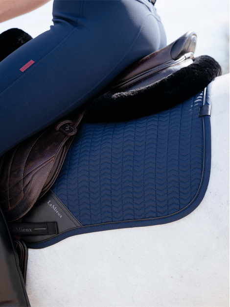 Le Mieux Essence Eurojump Square Saddle - Premium English Riding Saddle for Jumping & Dressage - Perfect for Equestrian Competitions & Training Sessions