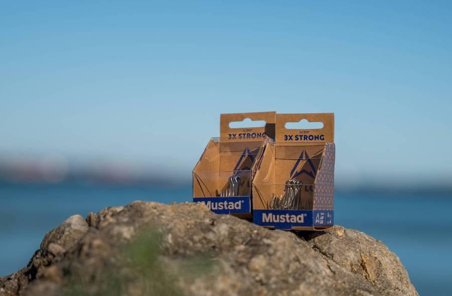 Mustad Jaw Lok 3X Strong Inline Treble Hooks for Bass Fishing - Saltwater & Freshwater Fishing Lures - Sharp Stainless Steel Hooks for Anglers