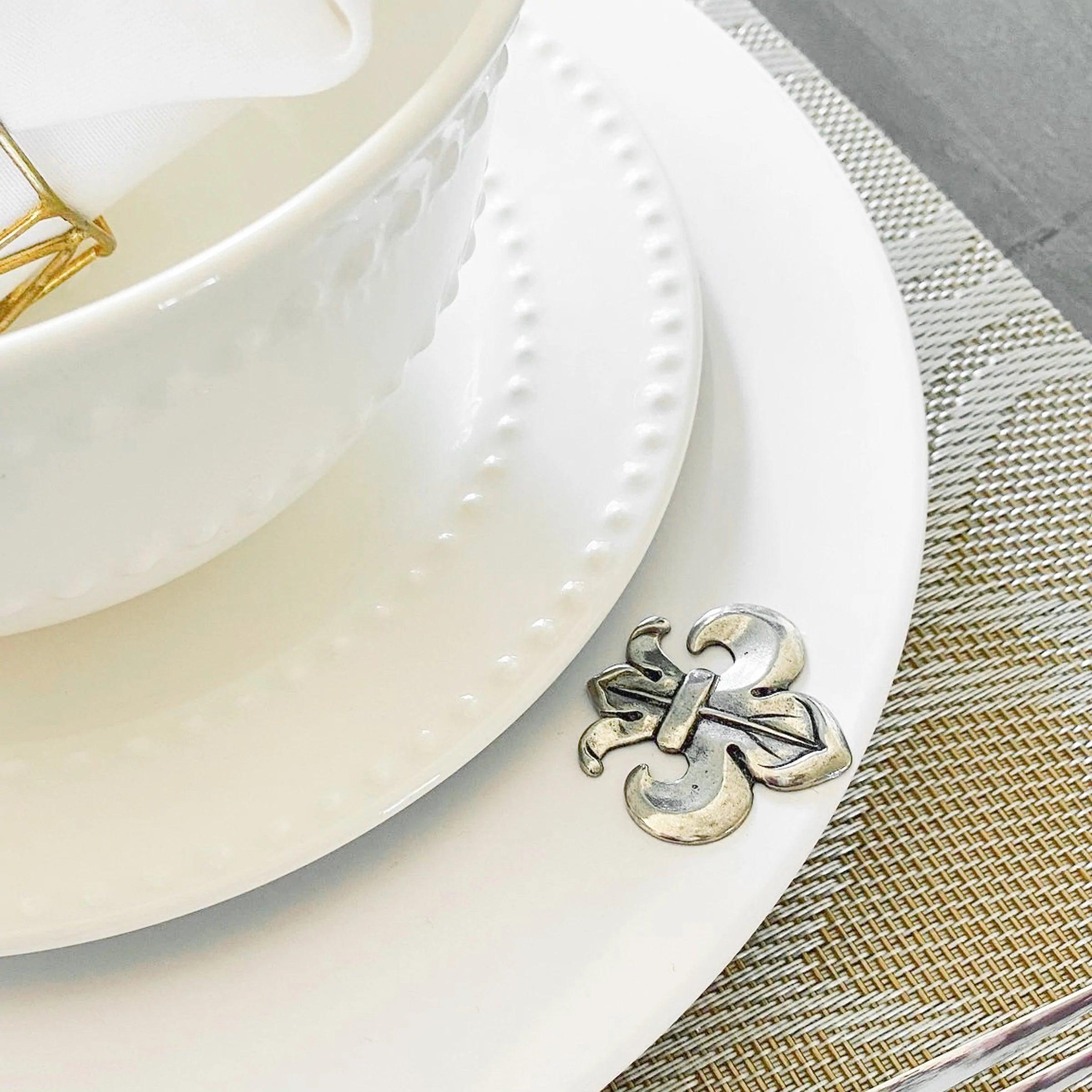 10-Pack White Melamine Dinner Plates with Pewter Fleur de Lis Design - Elegant & Durable Tableware for Outdoor Dining, Picnics, and Everyday Use