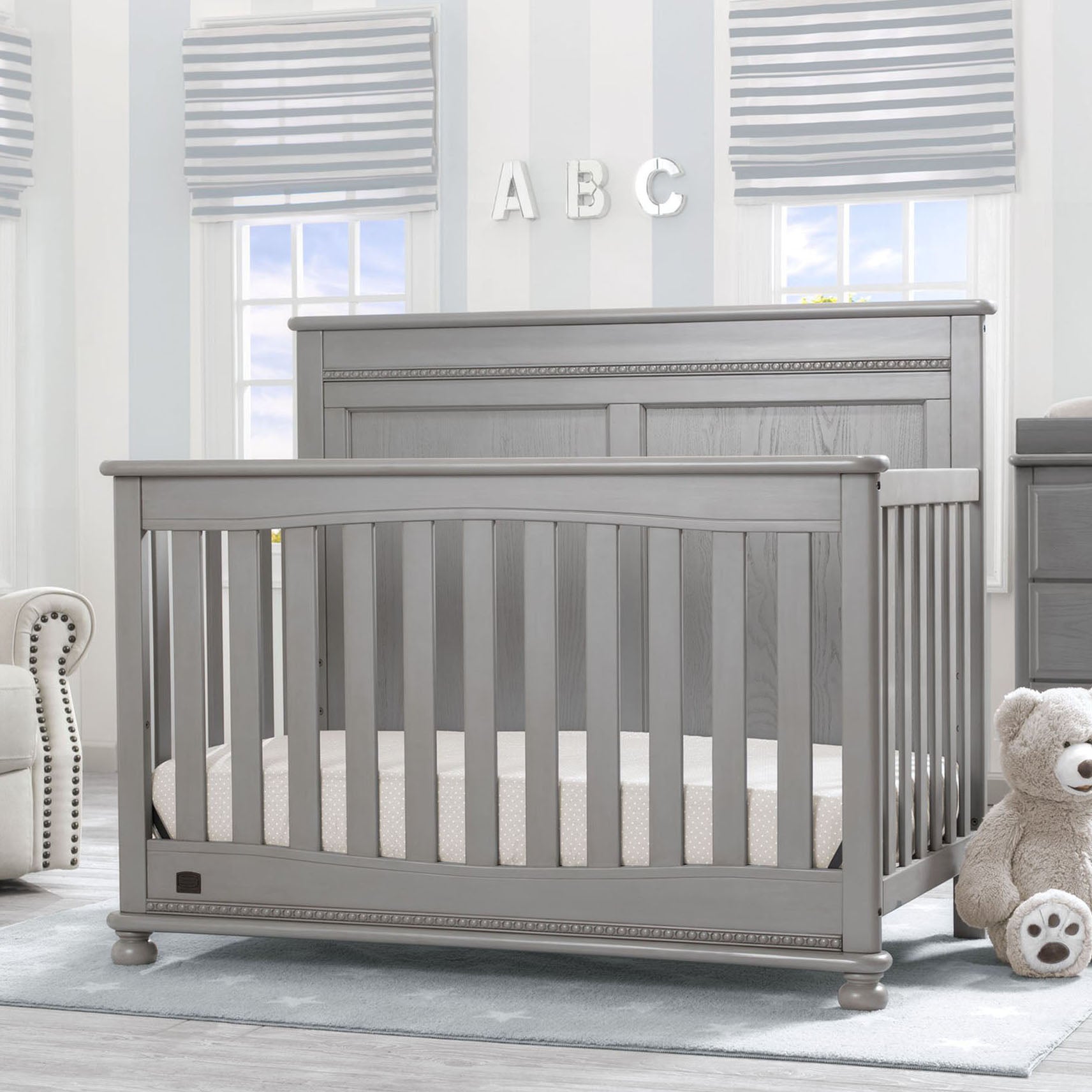 Fontana 4-in-1 Convertible Baby Crib - Toddler Bed, Daybed & Full-Size Bed - Safe & Stylish Nursery Furniture for Boys & Girls (Perfect for Newborns to Teens, Fits All Nursery Themes)