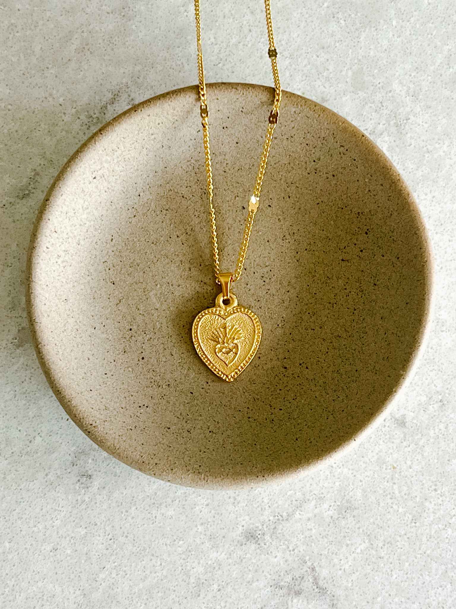 Sacred Heart Necklace for Women - Elegant Heart Shaped Pendant with 18K Gold Plating - Perfect Gift for Valentine's Day, Anniversary & Religious Occasions