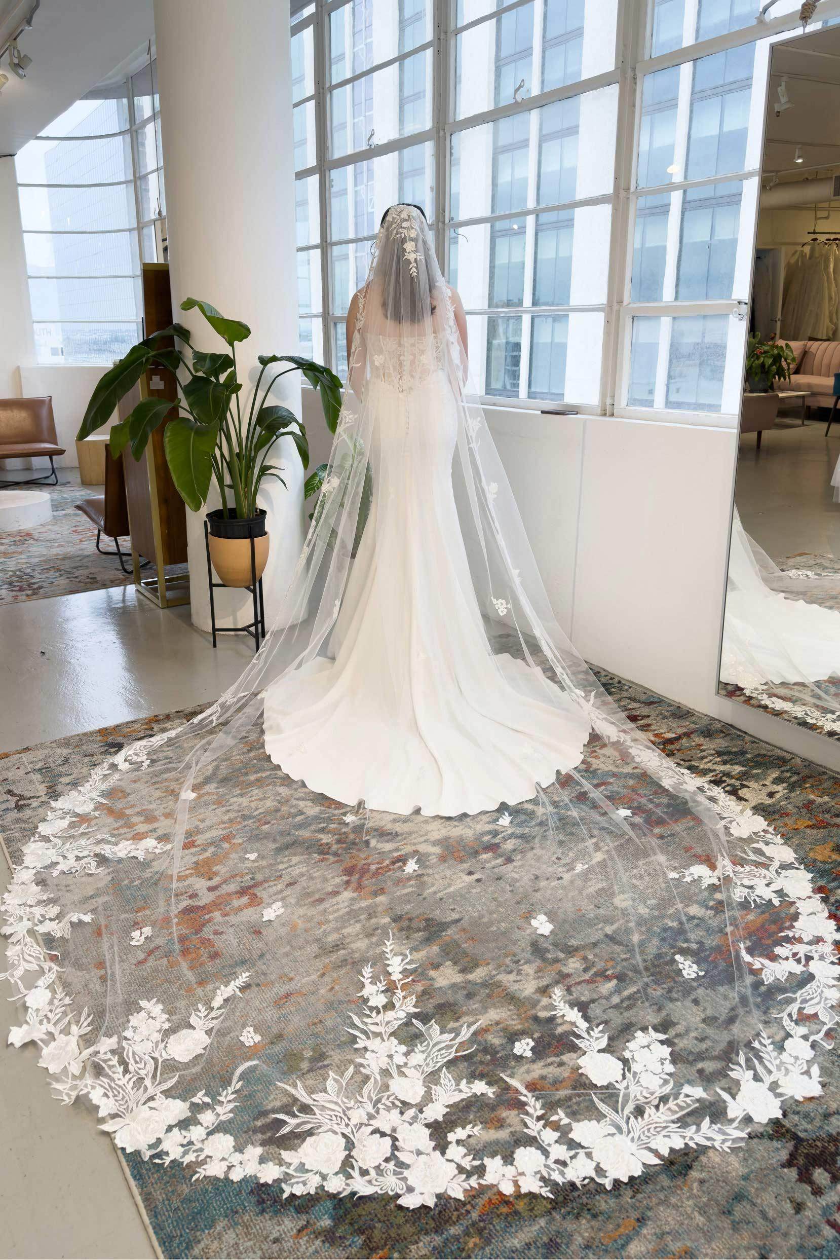 Elegant One-Tier Lace Edge Tulle Chapel Wedding Veil with Appliques CV0327 - Perfect for Bridal Ceremonies, Photos & Formal Occasions