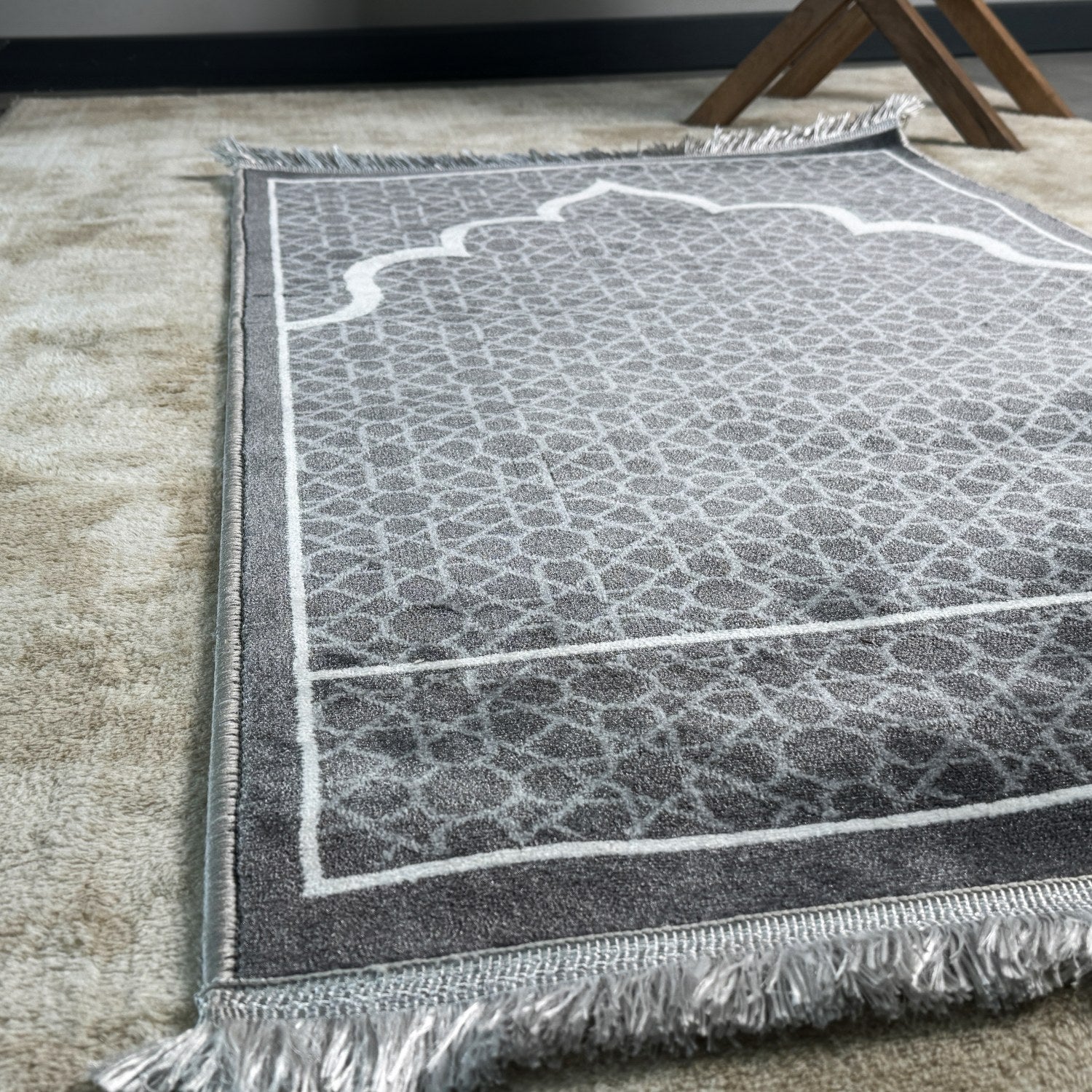 Premium Islamic Prayer Mat with Beautiful Designs - Perfect Gift for Muslims - Ideal for Home, Mosque, and Travel Use