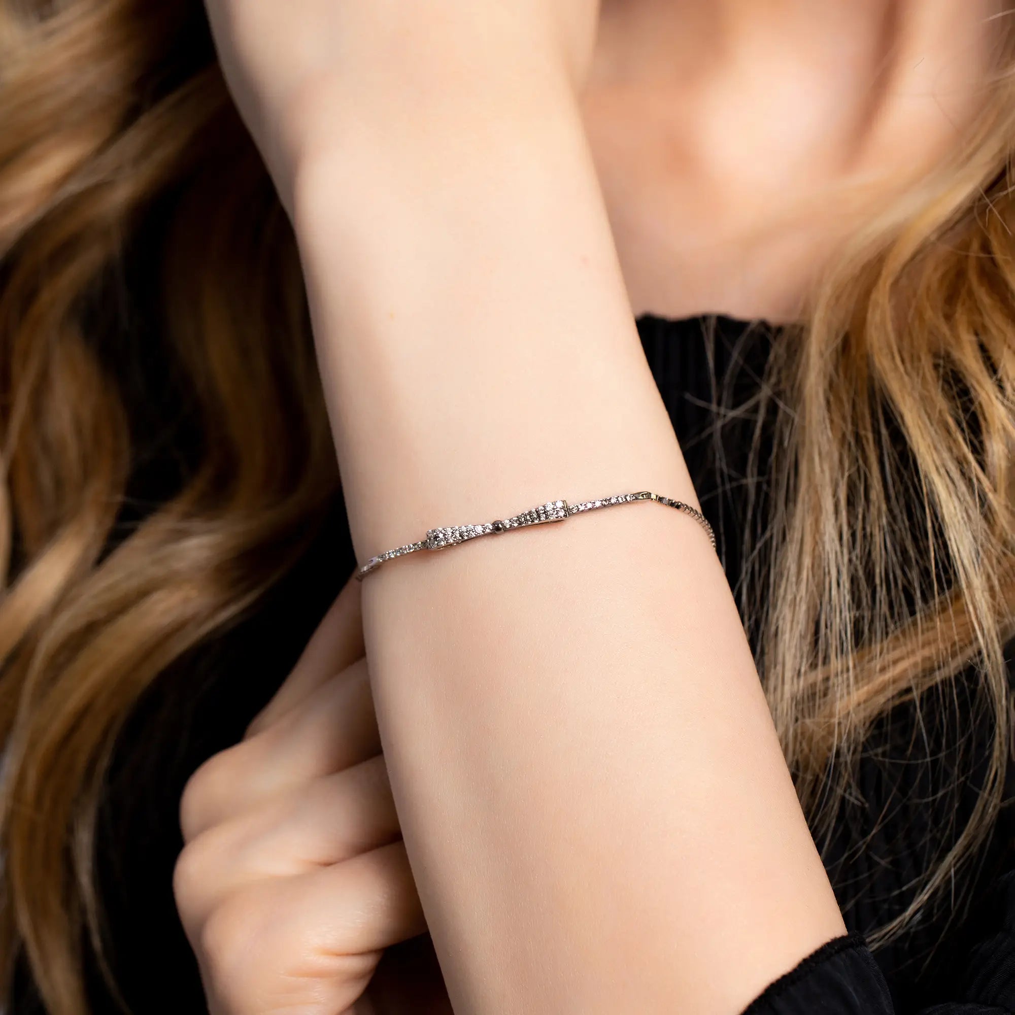 Elegant Bowtie Bracelet for Women - Stylish Adjustable Fashion Jewelry Gift for Parties, Weddings & Special Occasions
