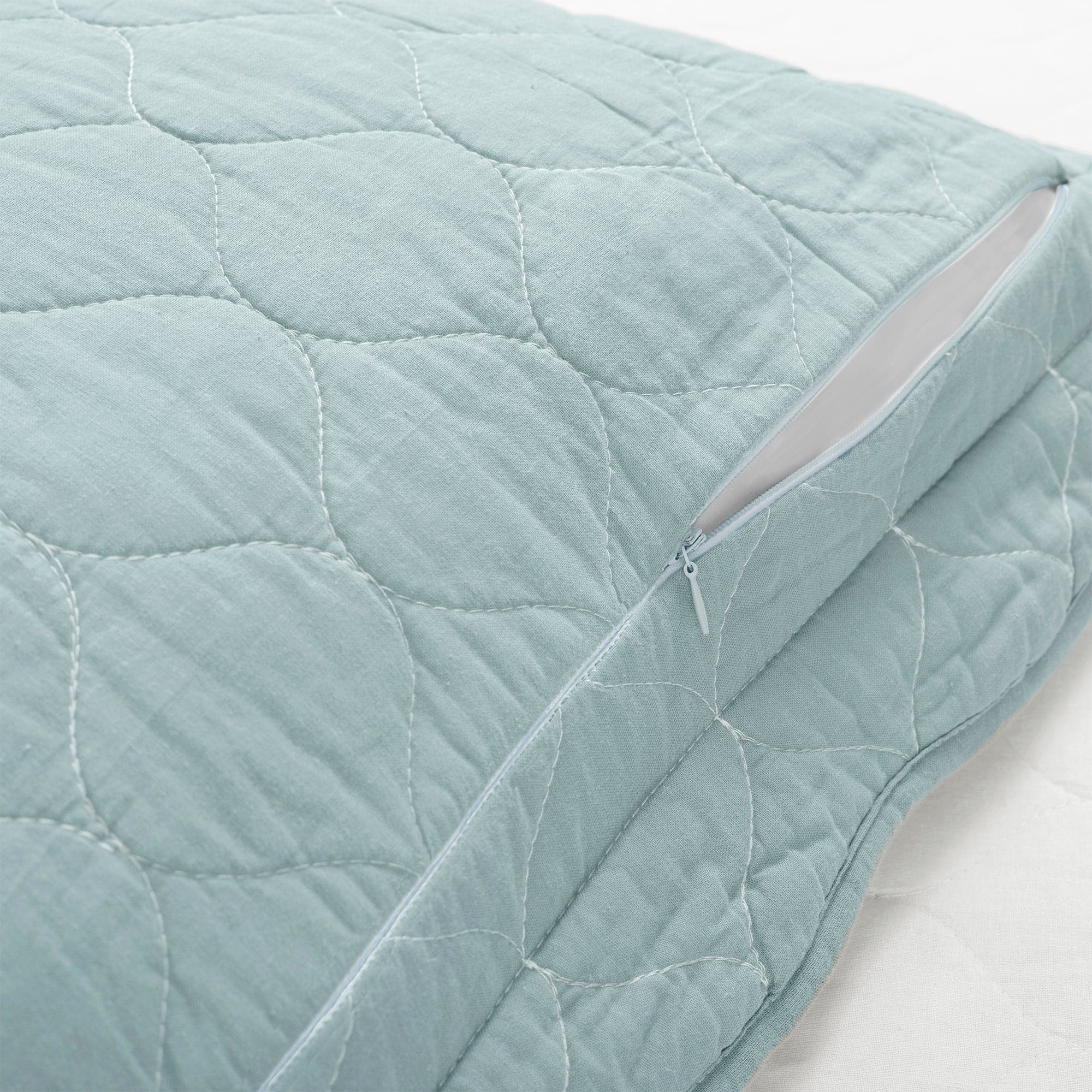 Coastal Chic Scalloped Edge Reversible Quilt 3-Piece Bedding Set - Soft Lightweight Comforter for Beach House, Guest Room & Master Bedroom Decor