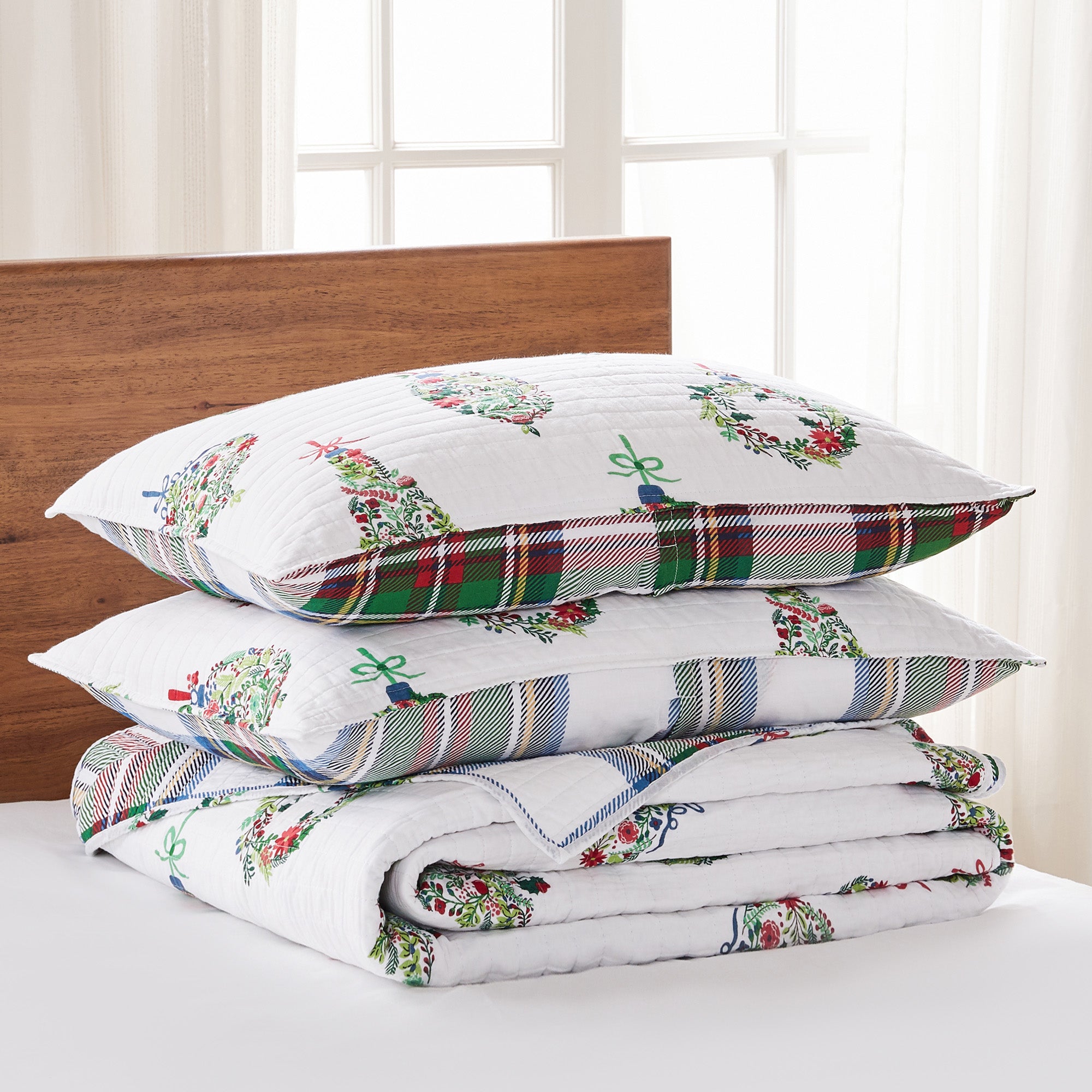 Festive Christmas Baubles Quilt Set - Holiday Themed Bedding for Cozy Winter Nights - Perfect for Bedroom Decor & Seasonal Home Styling