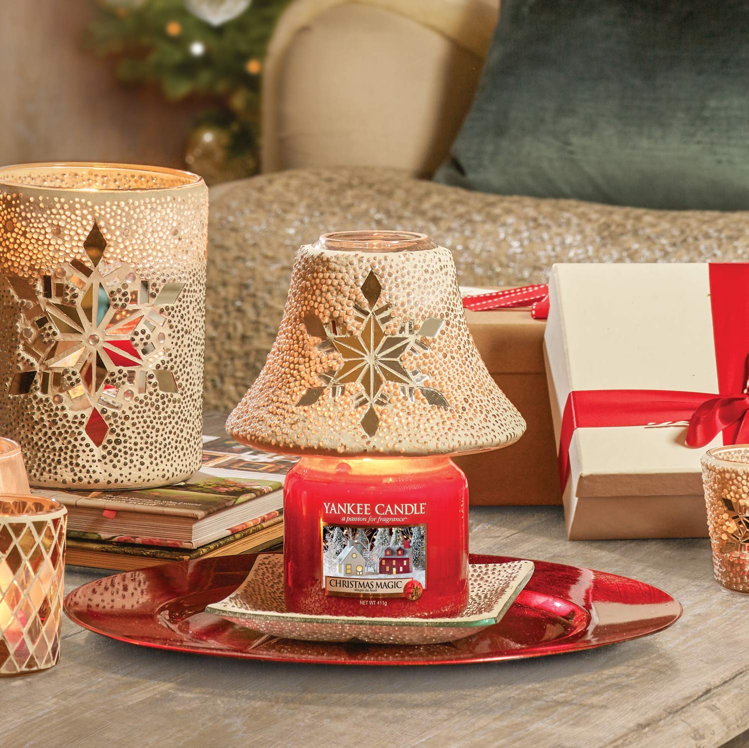 Yankee Candle Medium Jar Candle - Christmas Magic Scented Candle in Red | Holiday Home Decor, Gift Idea & Festive Ambiance for Christmas Parties