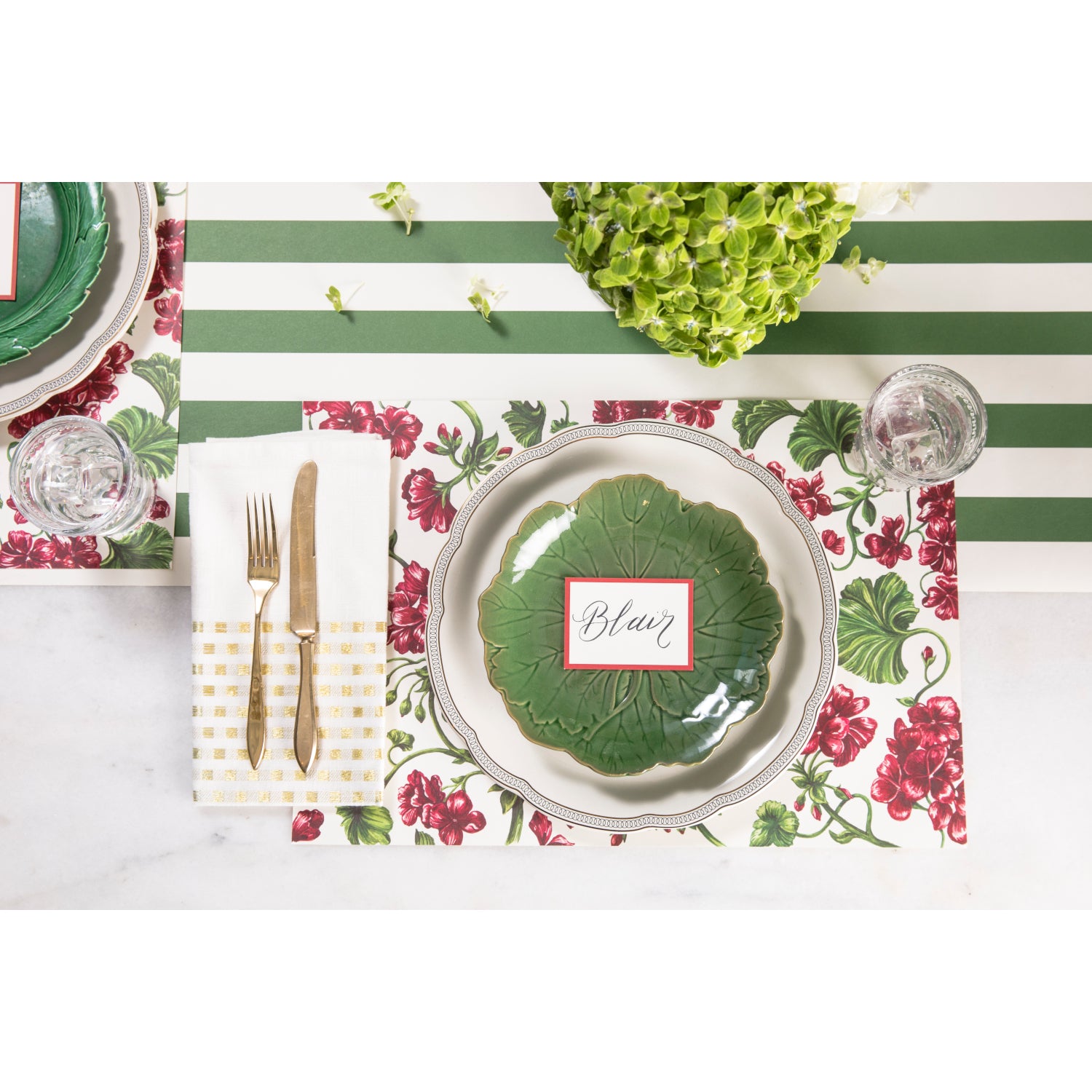 Geranium Garden Placemat - Waterproof & Non-Slip Table Mat for Dining, Kitchen, and Outdoor Picnics - Floral Design Home Decor