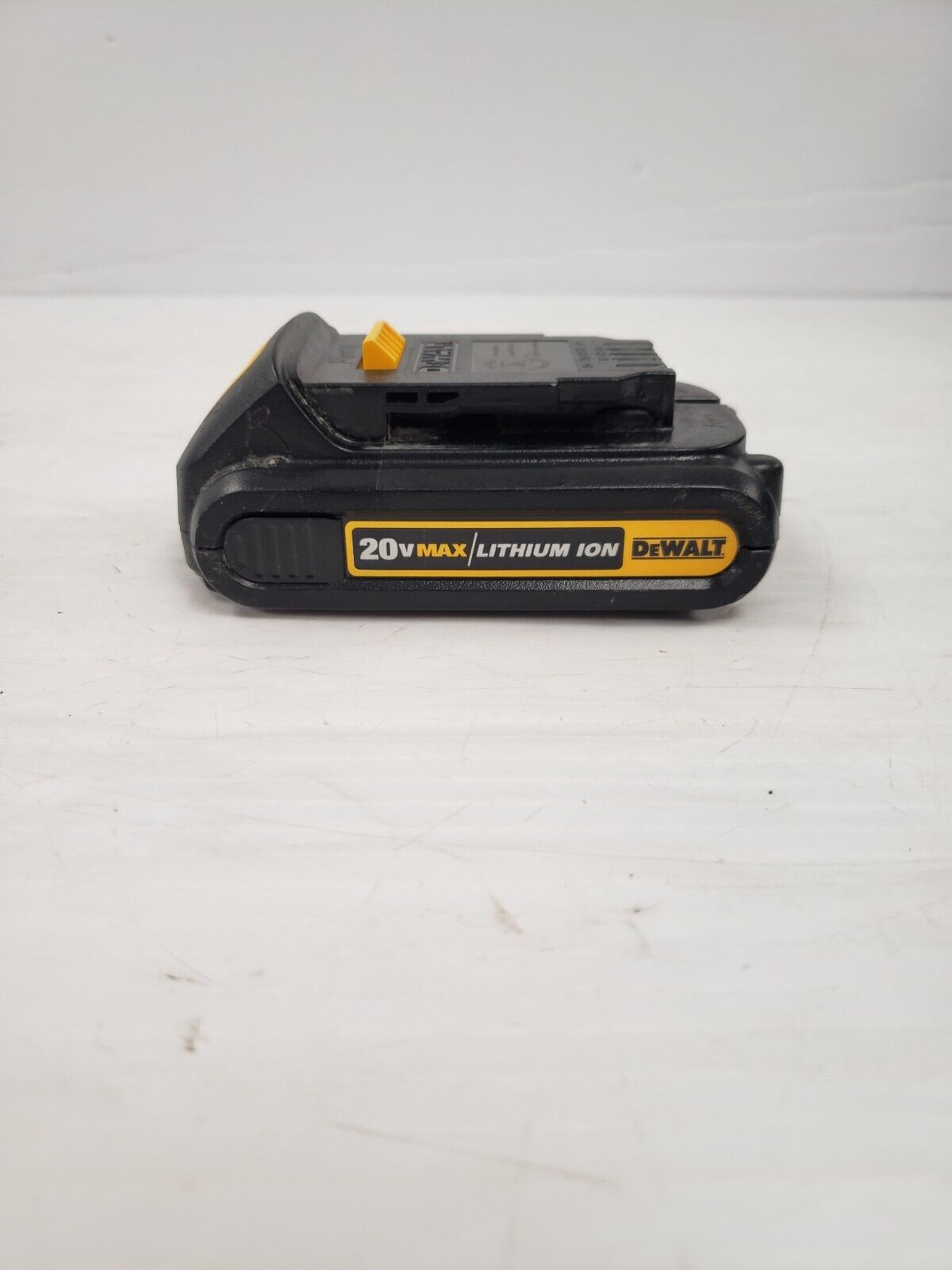 DEWALT DCB201 20V MAX Lithium-Ion Battery Pack - Compatible with DEWALT 20V Tools - Perfect for Drills, Saws & Power Tools - Ideal for Construction, DIY & Home Improvement Projects