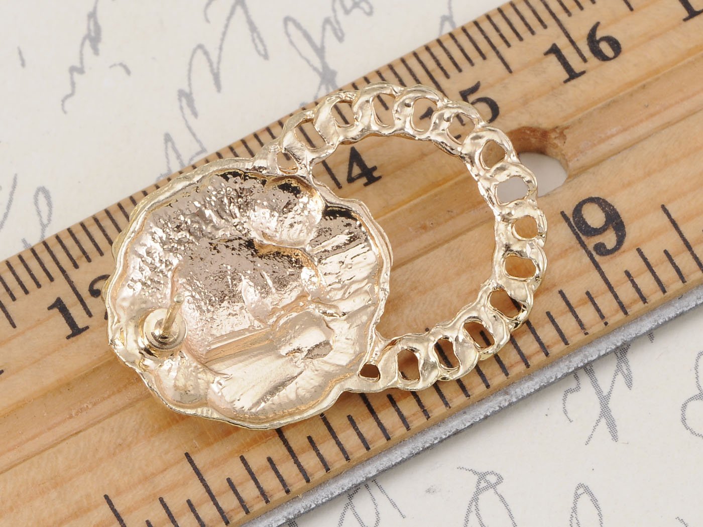 Alilang Golden Tone Venetian Etched Lion King Head Chain Hoop Dangle Earrings - Vintage Style Jewelry for Women, Perfect for Parties, Weddings & Special Occasions