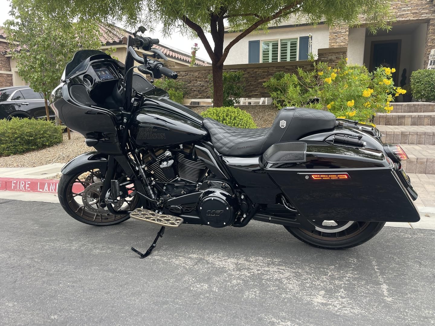 Vivid Black Road Glide Chin Spoiler & Fairing Cover for 2017-2022 Harley Davidson FLTRX/FLTRXS | Aerodynamic Motorcycle Wind Deflector for Touring Models | Perfect for Highway Riding & Long-Distance Comfort