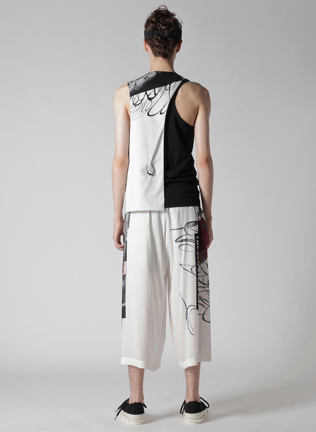 Asymmetrical Vest with Clock Print - Stylish Layering Piece for Casual Outfits & Fashionable Streetwear Looks