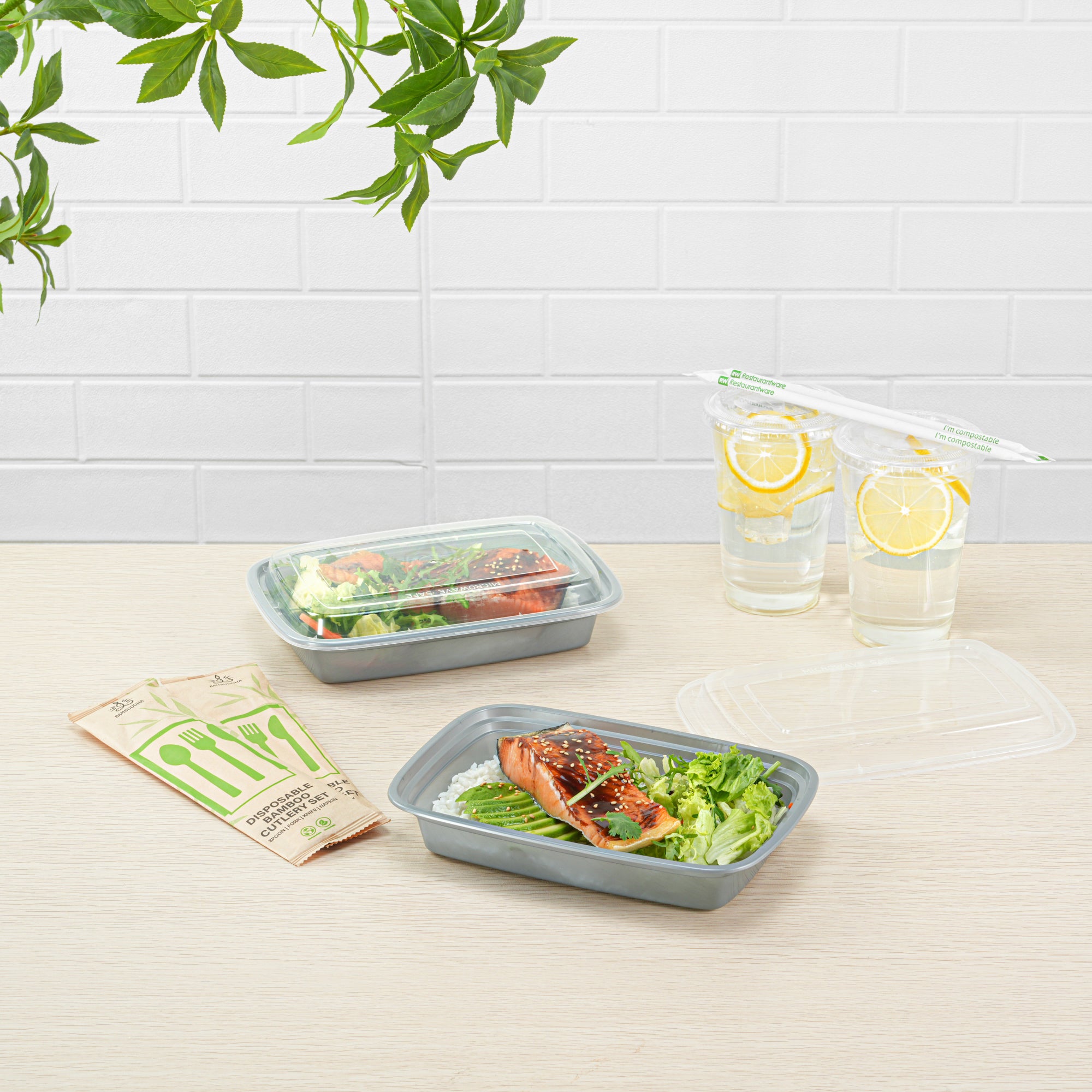 28 oz Rectangle Silver Plastic To-Go Food Containers with Clear Lids - Microwave Safe, 8.75
