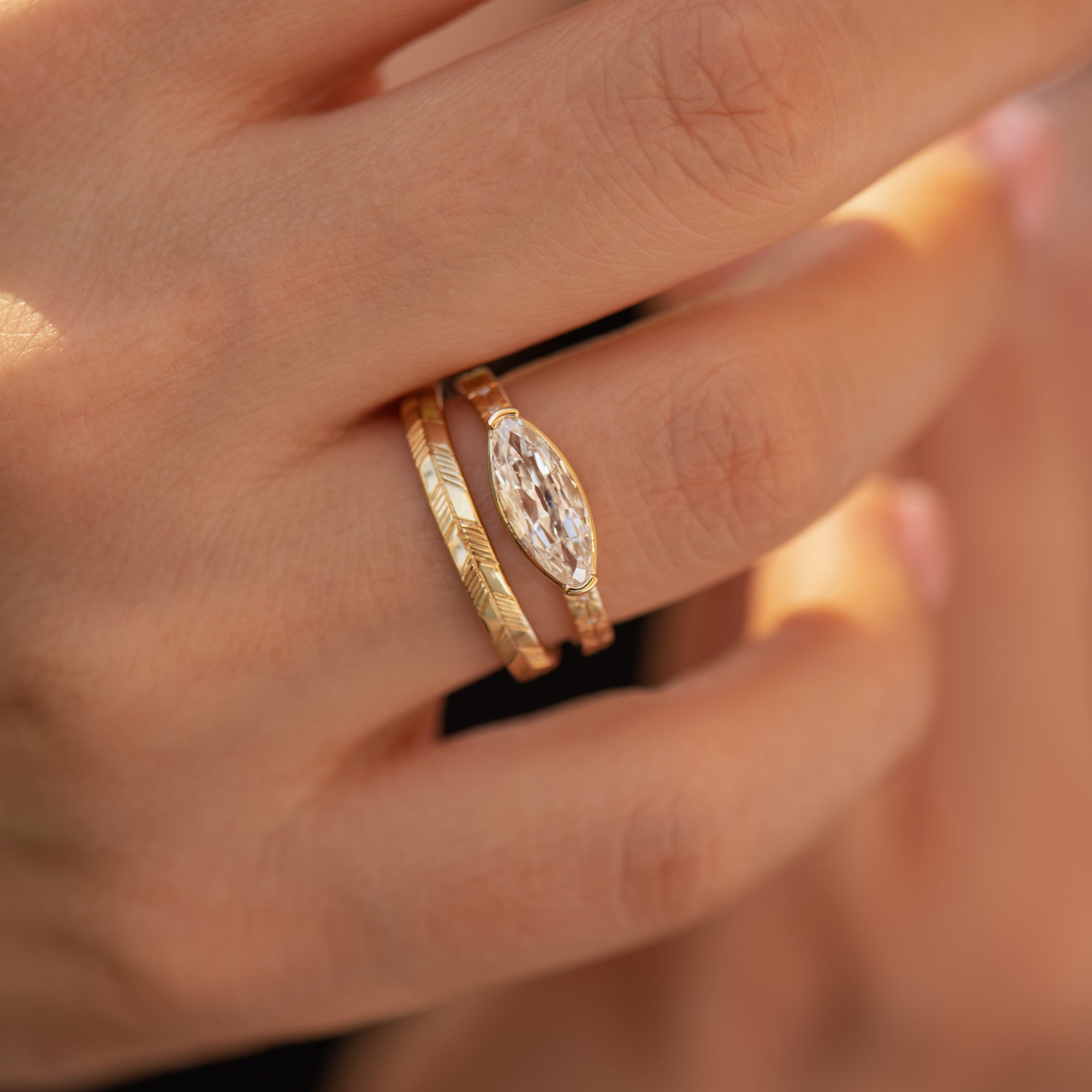 14K Gold Wedding Band for Men & Women - Elegant Abstract Feather Engraved Ring - Perfect for Anniversaries, Engagements & Special Occasions