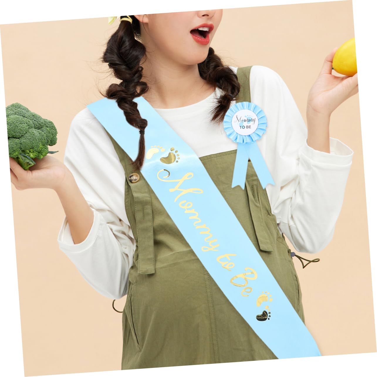 TOYANDONA 2 Sets Maternity Belt & Badge Pin Set - Dad to Be & Mom to Be Pregnancy Announcement Sash - Baby Shower Decorations for Gender Reveal Party & Maternity Photoshoot